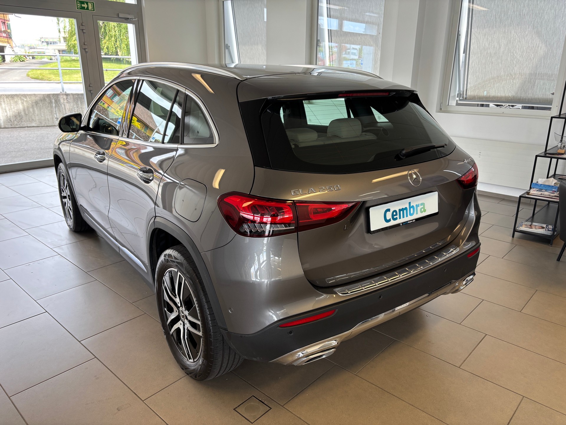 MERCEDES-BENZ GLA 250 4Matic Progressive 8G-DCT-showroom-element-3