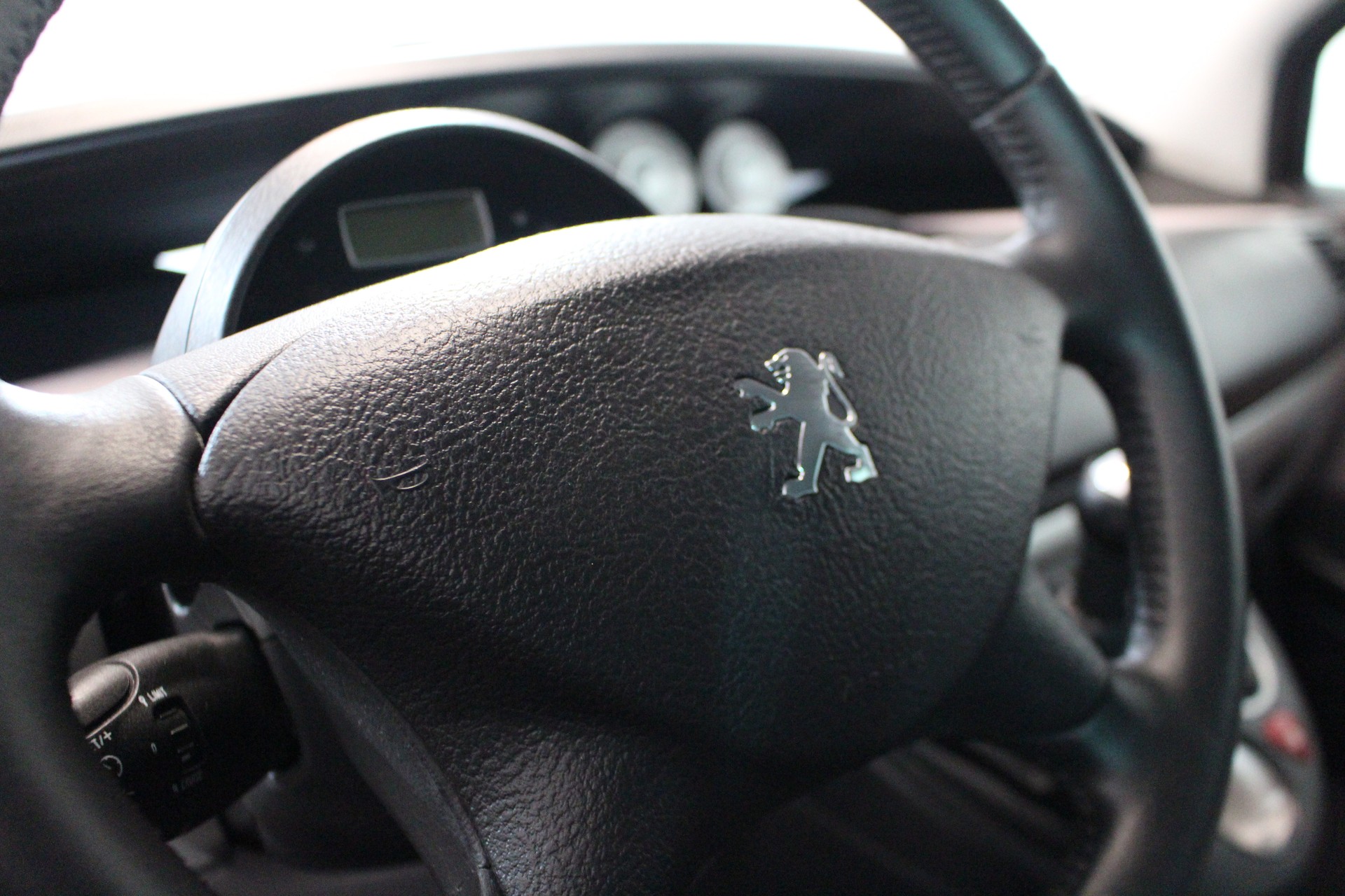 PEUGEOT 807 2.0 16V Family Plus-image-15