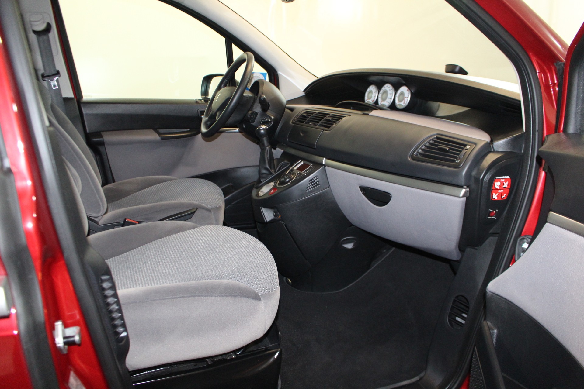 PEUGEOT 807 2.0 16V Family Plus-image-12
