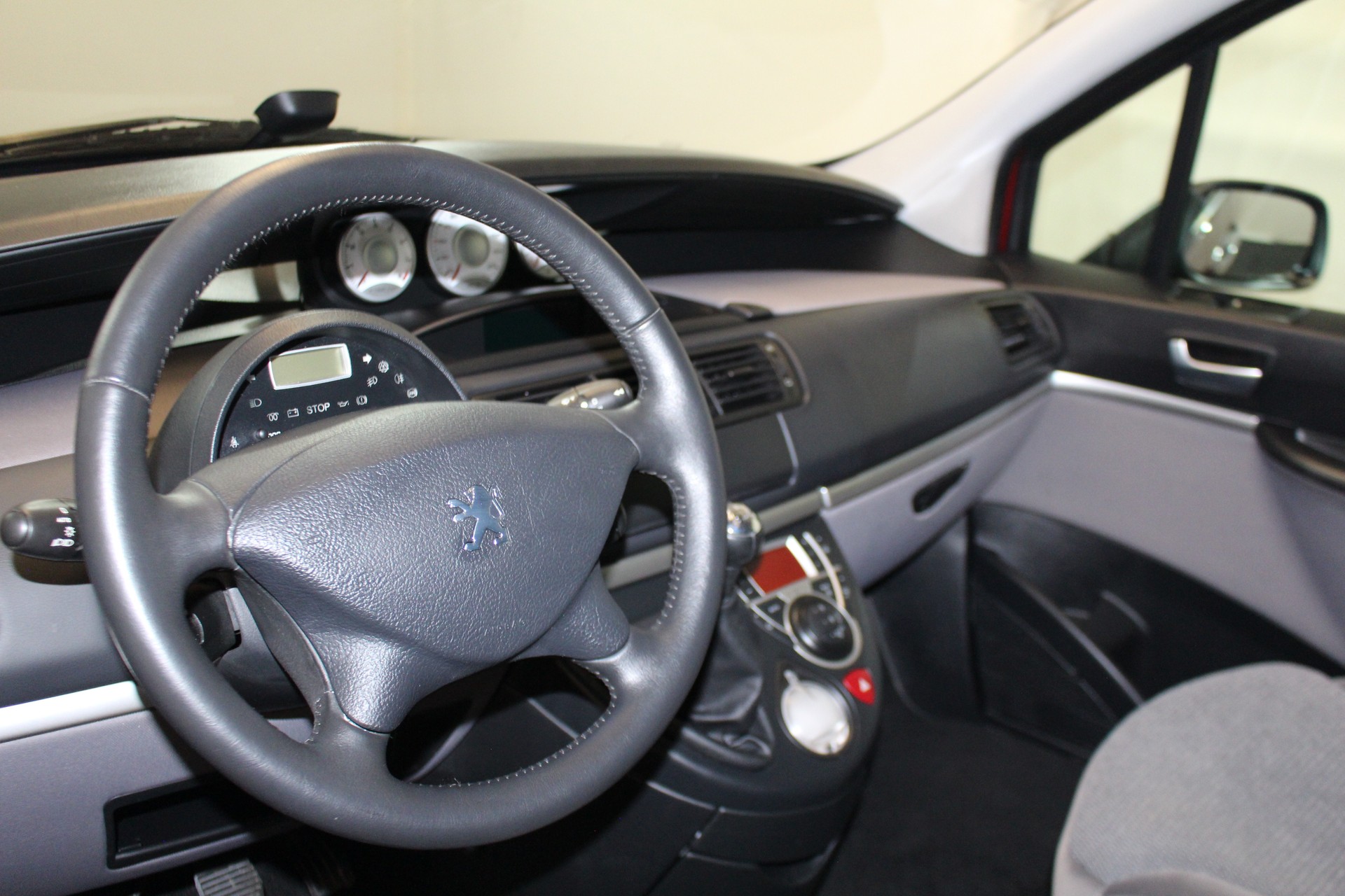PEUGEOT 807 2.0 16V Family Plus-image-13