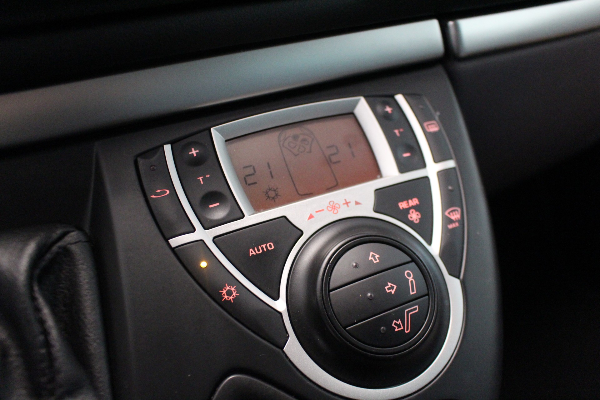 PEUGEOT 807 2.0 16V Family Plus-image-18