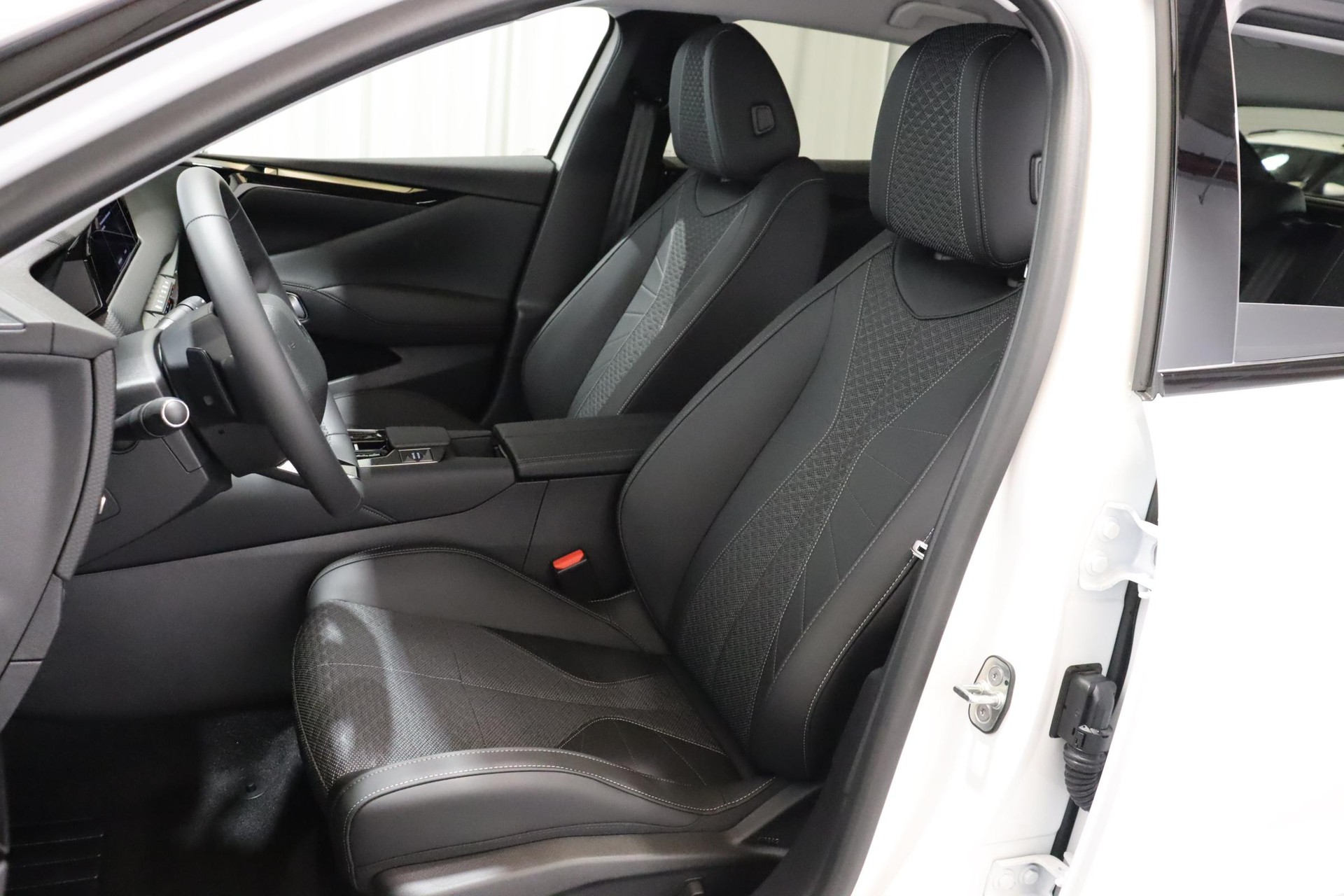 DS AUTOMOBILES No4 1.2 Hybrid Pallas-showroom-element-3