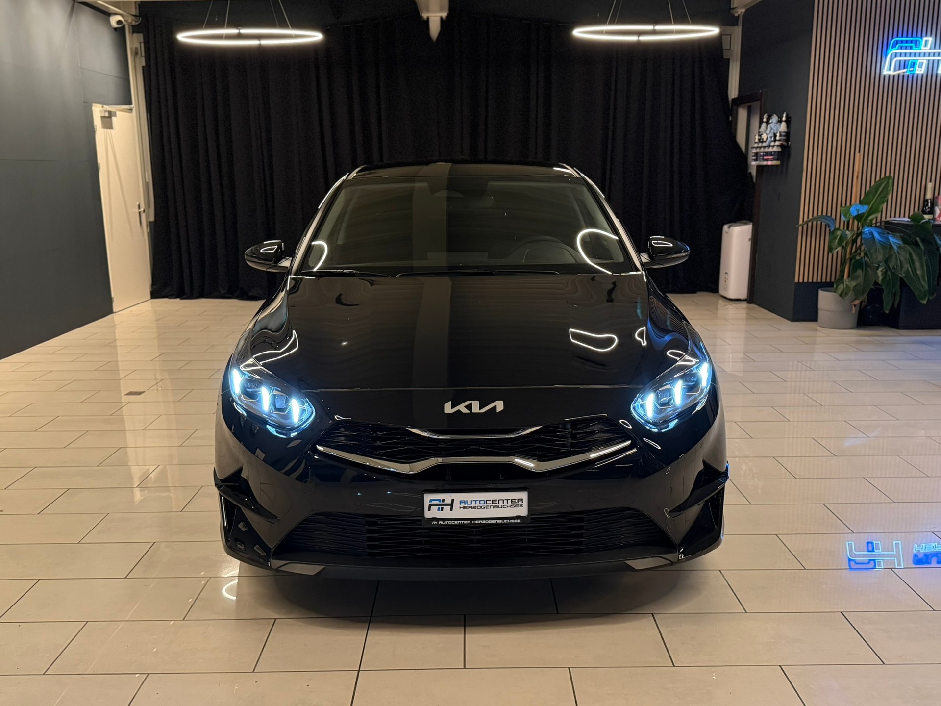 KIA Ceed 1.5 T-GDi Power DCT-showroom-element-1