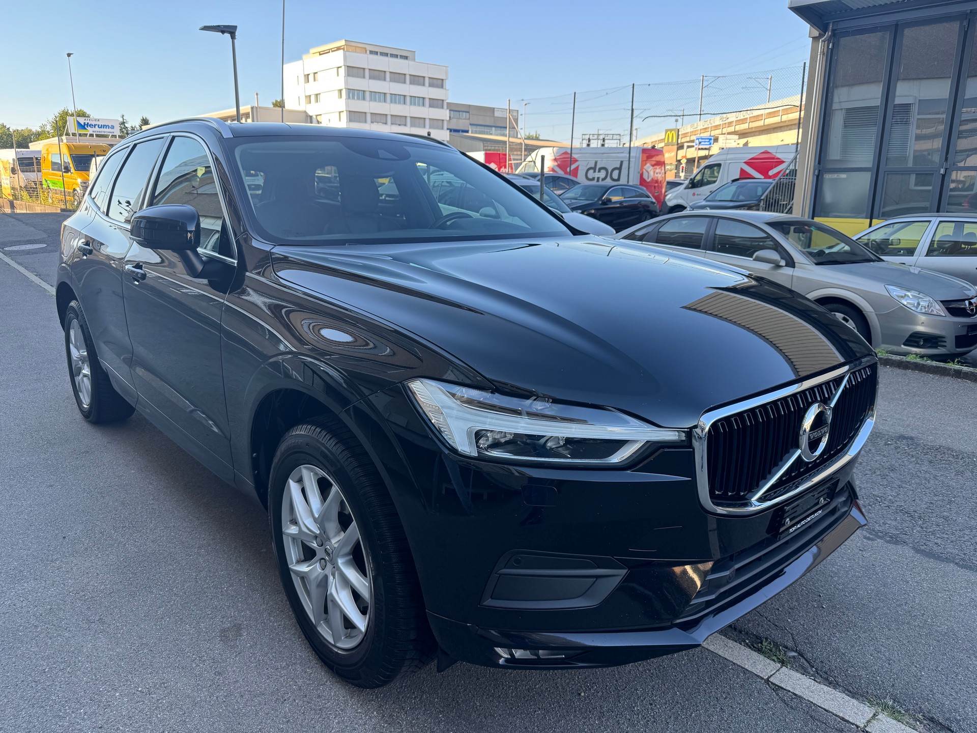 VOLVO XC60 B4 Diesel Mild Hybrid AWD R-Design Geartronic-image-1