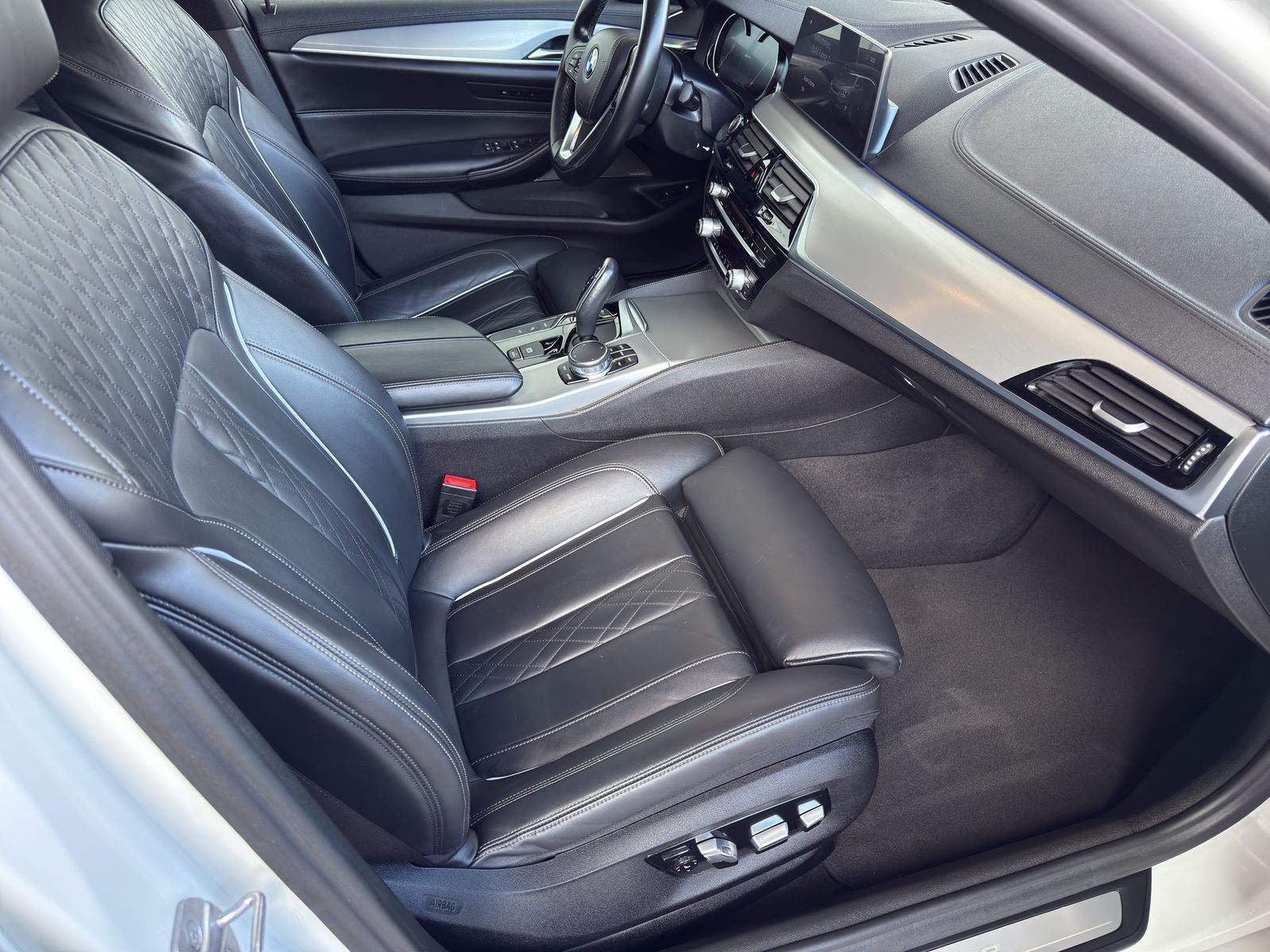 BMW 530e iPerformance Sport Line Steptronic-image-12