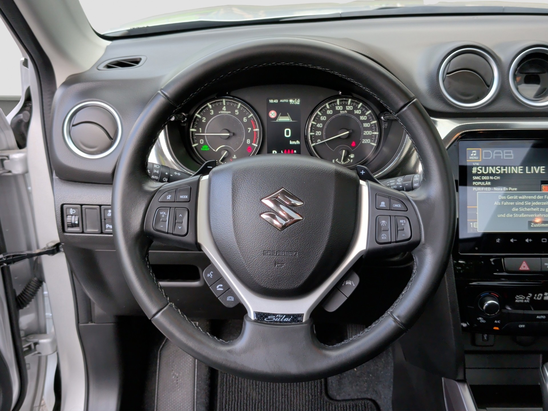 SUZUKI Vitara 1.5 Hybrid Piz Sulai Top 4x4 AGS-image-9