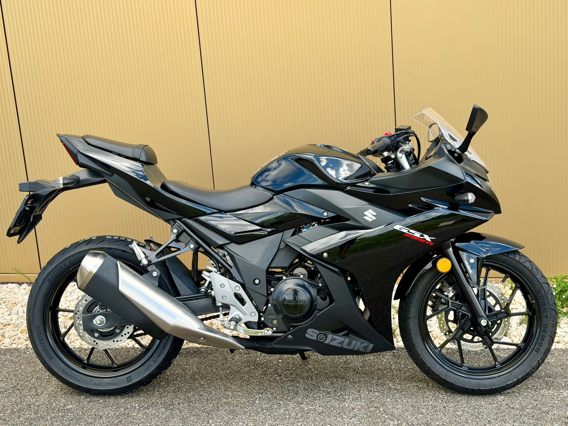 SUZUKI GSX-R 250 L7-image-3