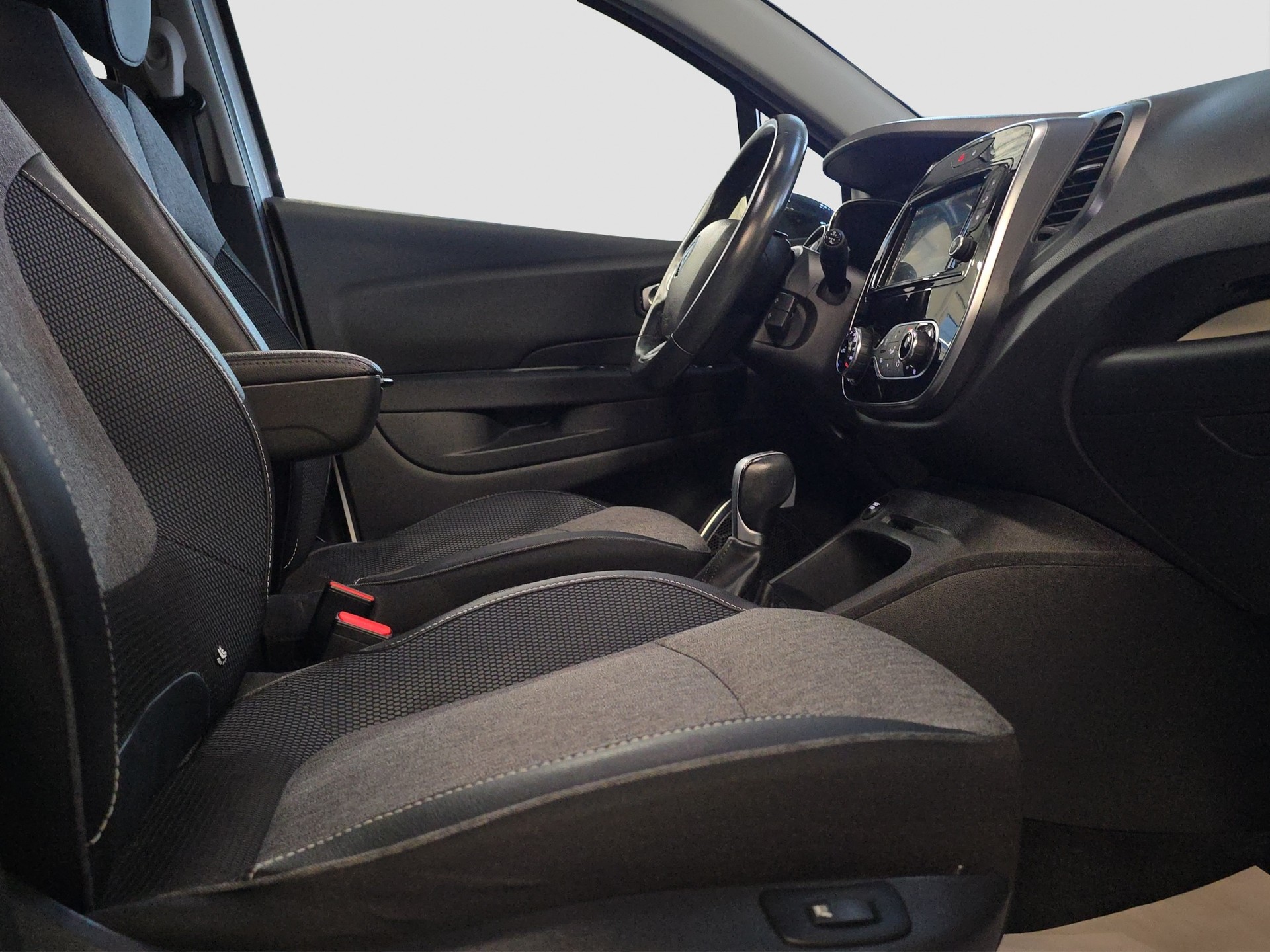 RENAULT Captur 1.2 T 16V 90th Anniversary EDC-image-14