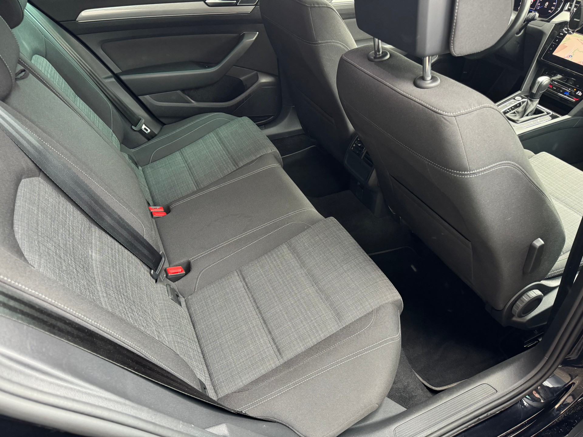 VW Passat 2.0 TDI BMT Elegance DSG-image-12