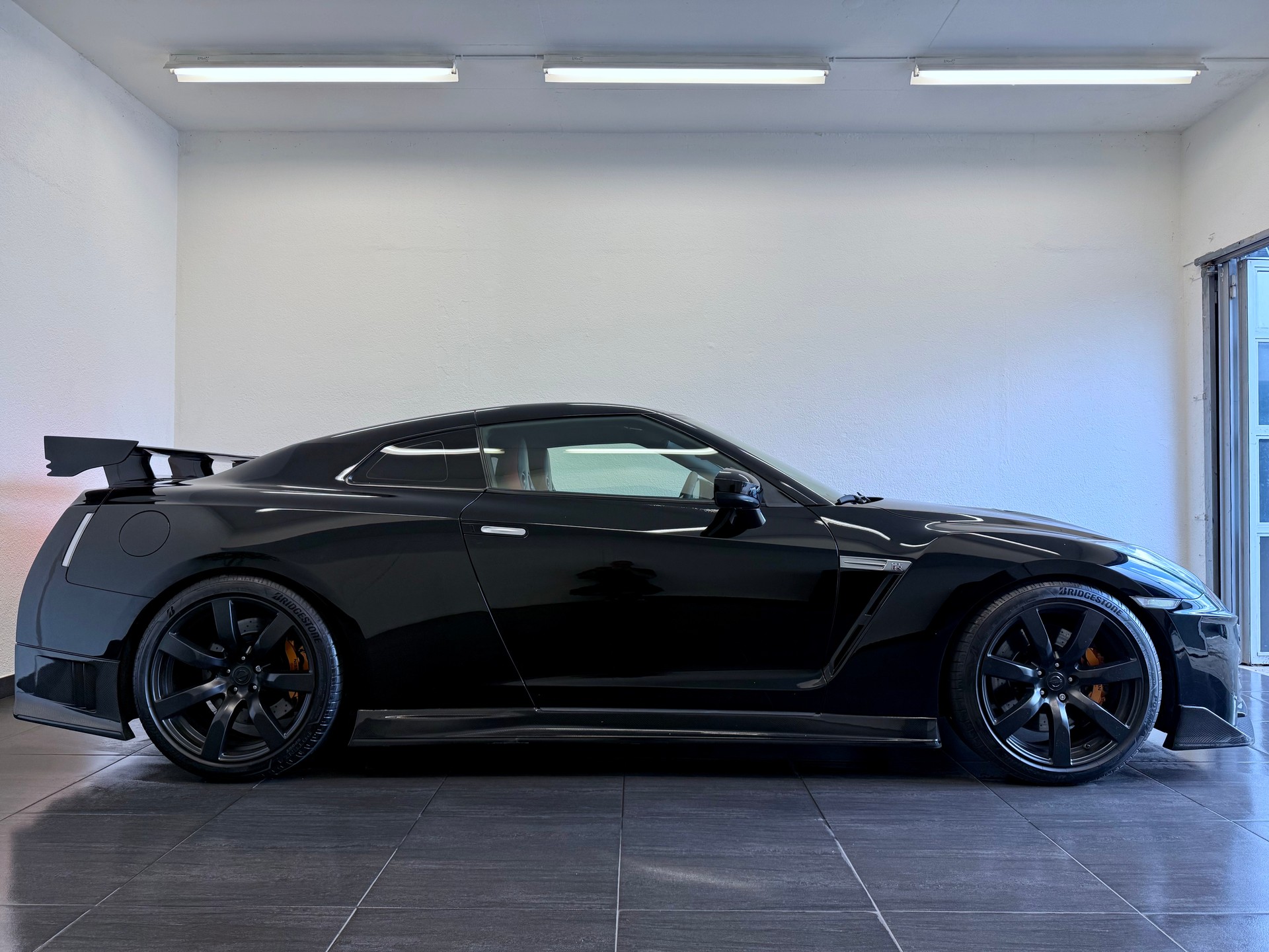 NISSAN GT-R 3.8 V6 Biturbo ALL Black Edition-showroom-element-3