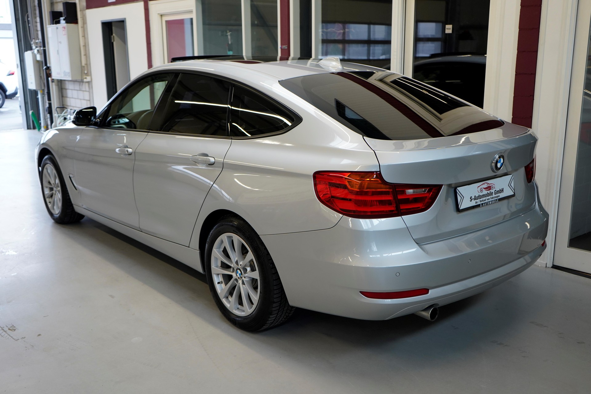 BMW 320d GT xDrive Luxury Line Steptronic-image-5