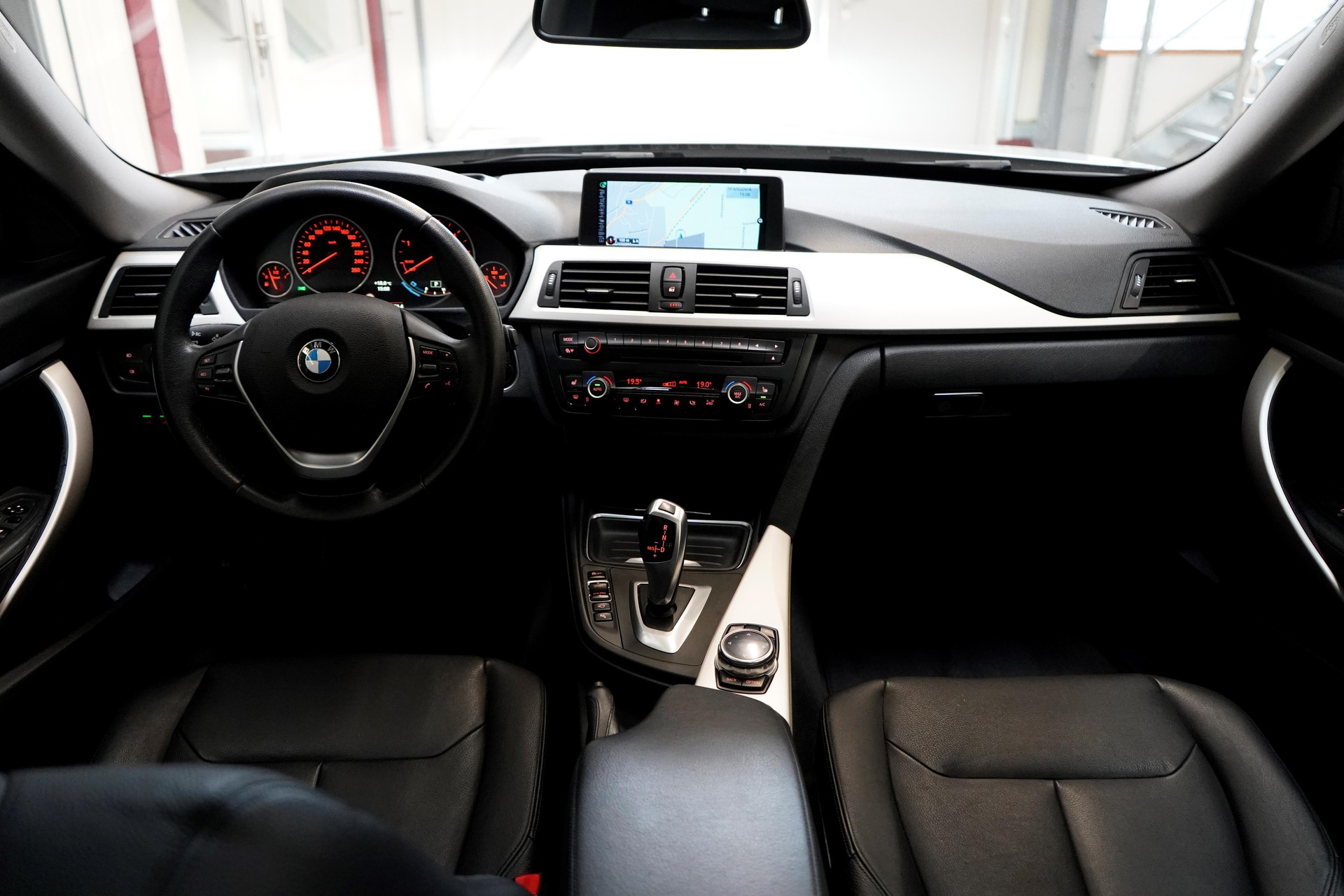 BMW 320d GT xDrive Luxury Line Steptronic-image-12