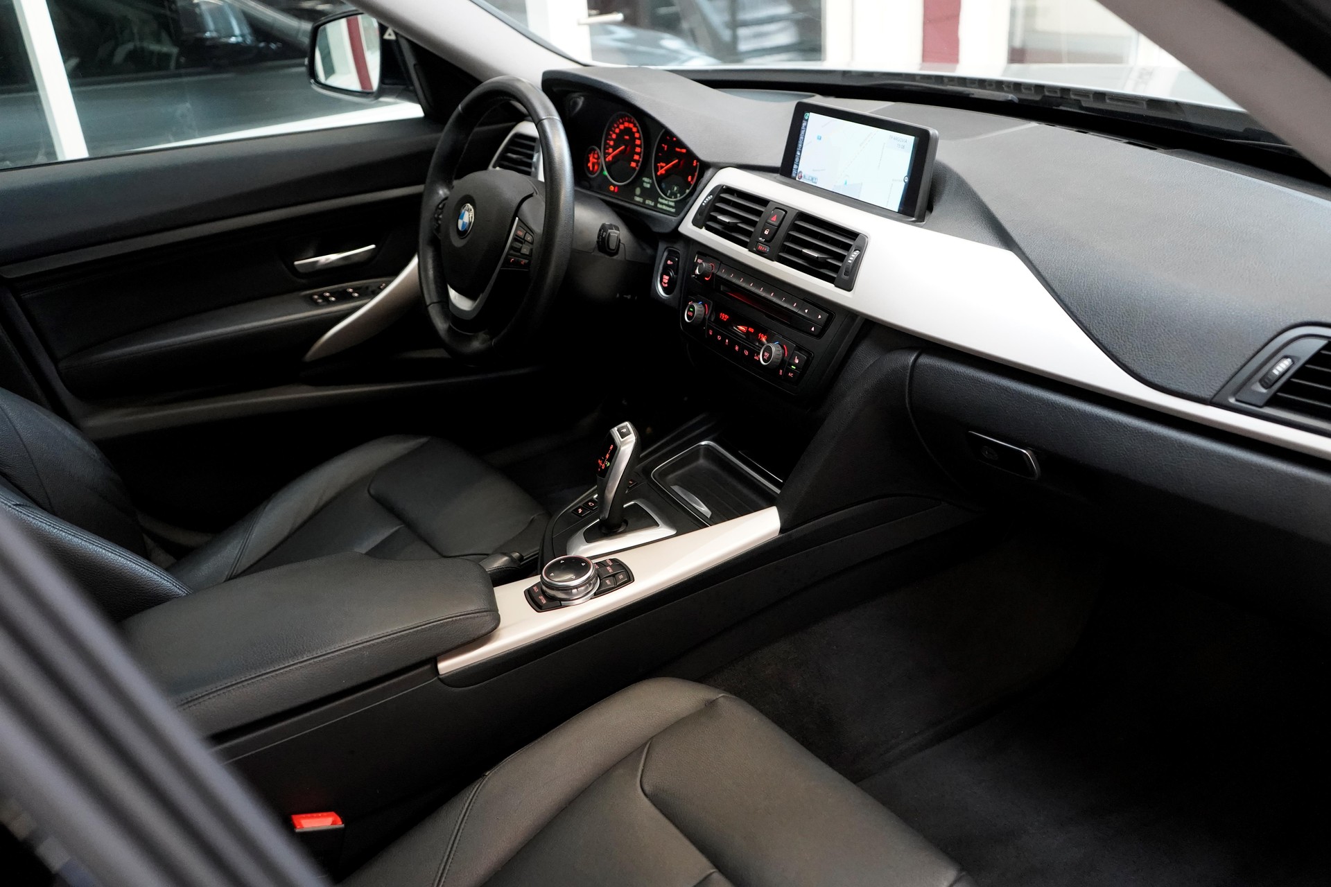 BMW 320d GT xDrive Luxury Line Steptronic-image-13