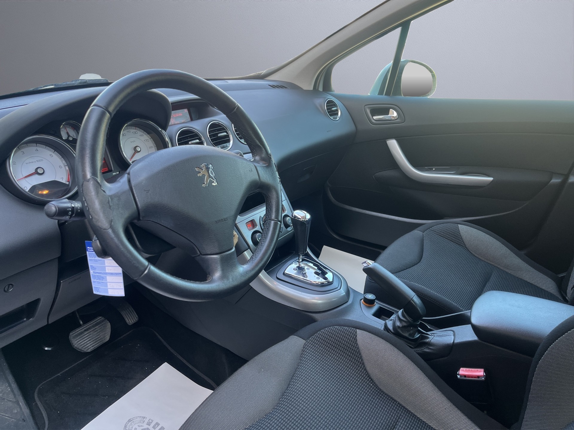 PEUGEOT 308 1.6 16V VTI Sport Automatic-image-8