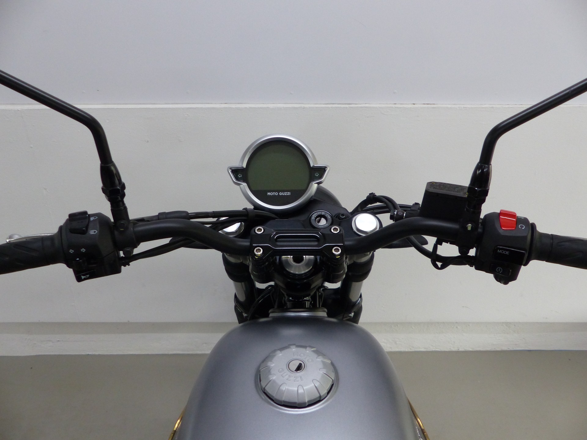 MOTO GUZZI V7 IV 850 Stone 100TH Centenario mit Zubehör-image-9