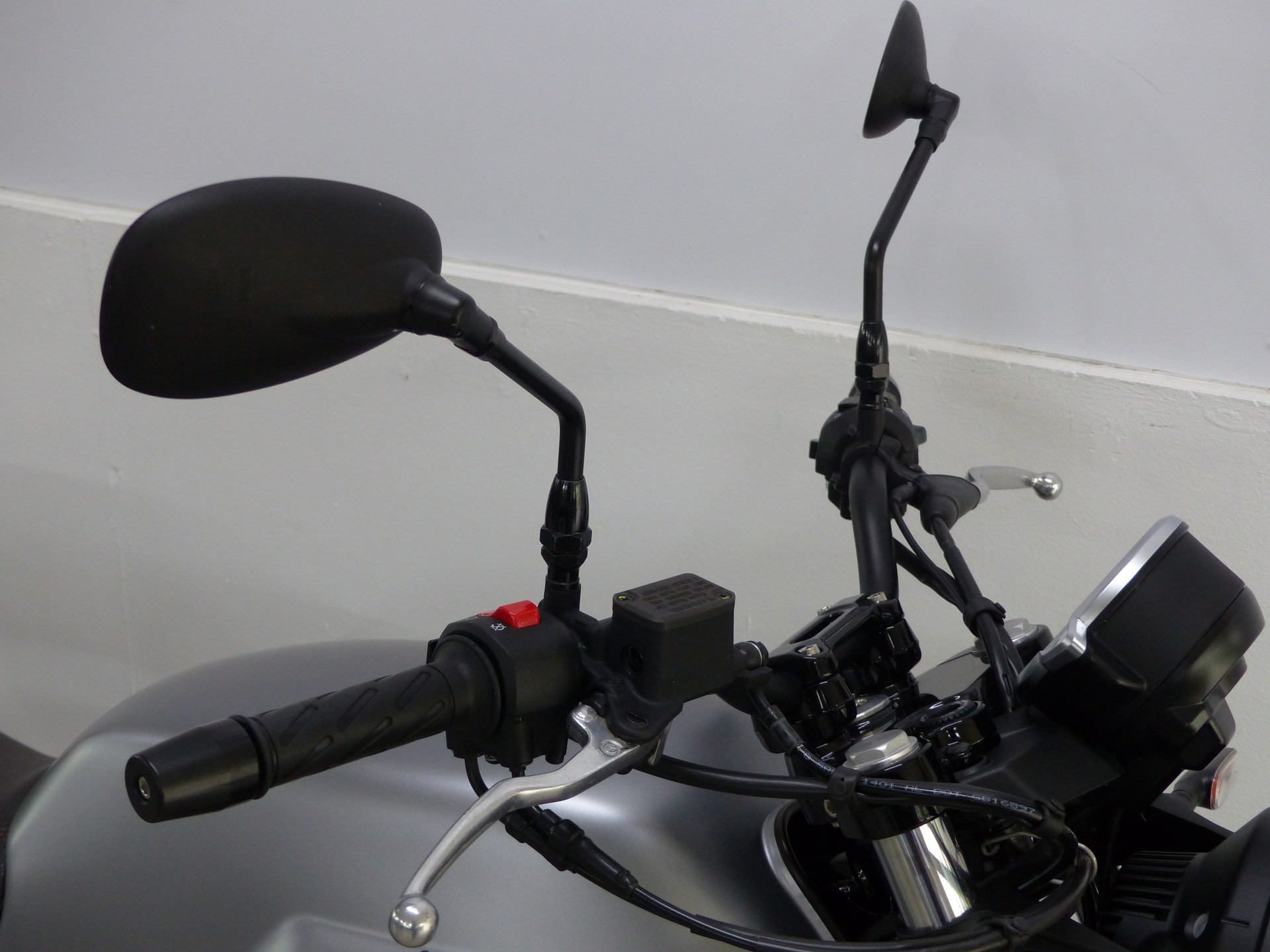 MOTO GUZZI V7 IV 850 Stone 100TH Centenario mit Zubehör-image-7
