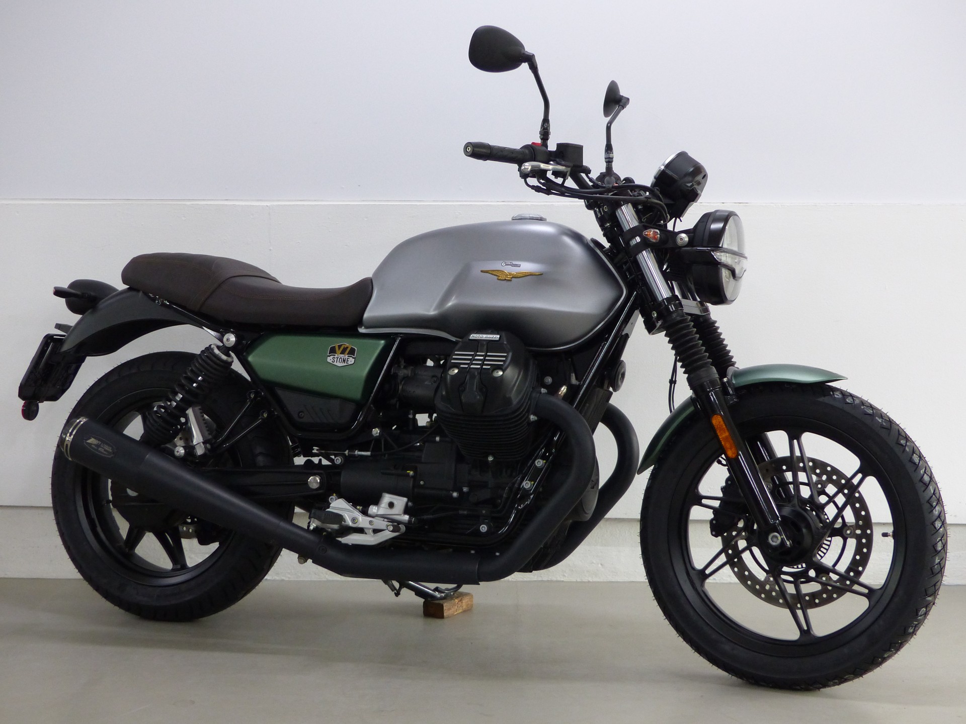 MOTO GUZZI V7 IV 850 Stone 100TH Centenario mit Zubehör-image-1