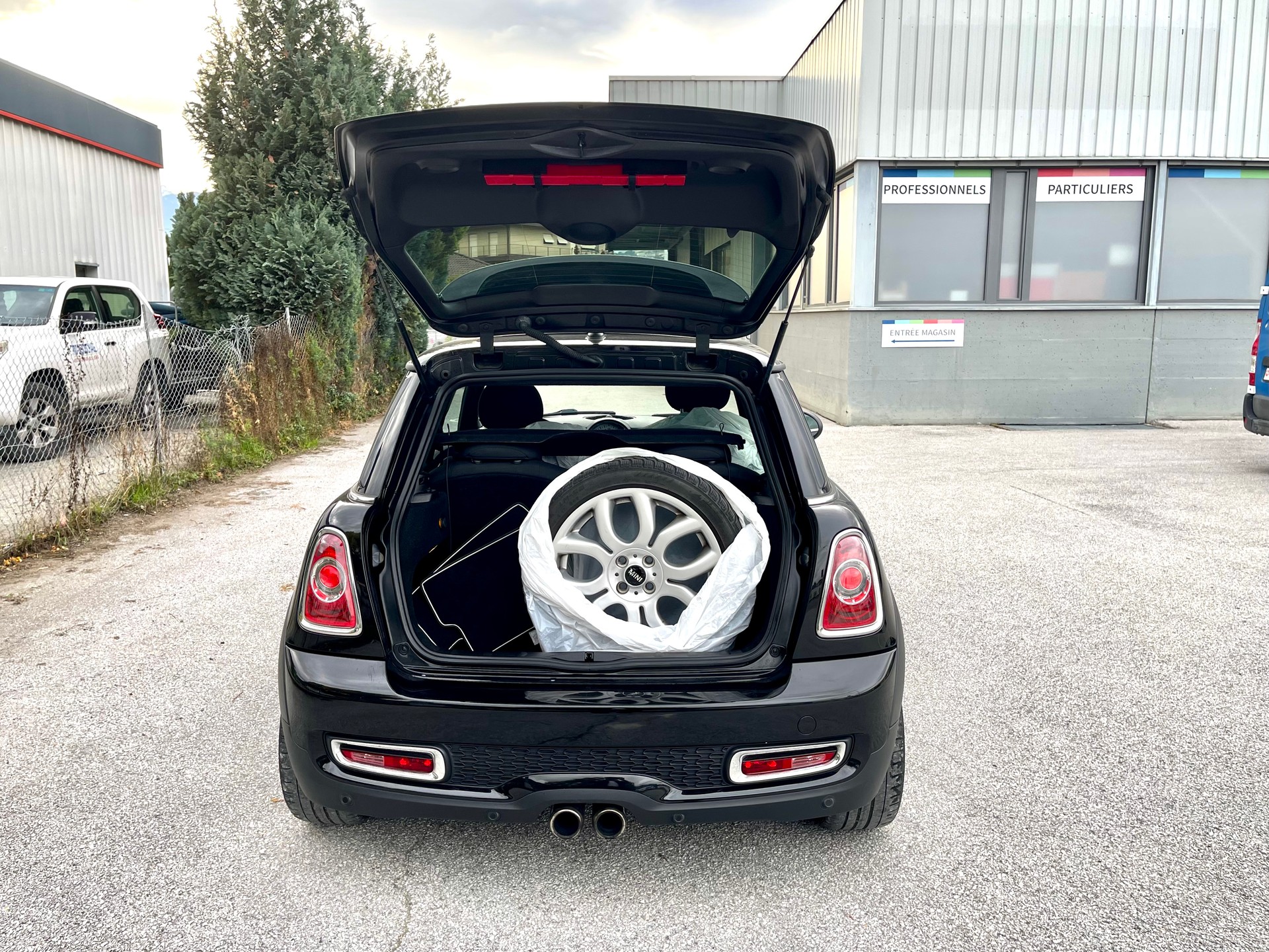 MINI Cooper S-showroom-element-2
