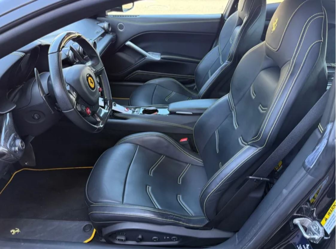 FERRARI F12 Berlinetta-showroom-element-3
