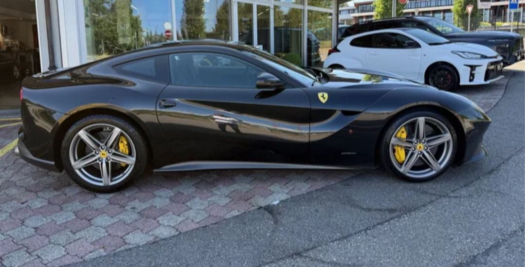 FERRARI F12 Berlinetta-showroom-element-1