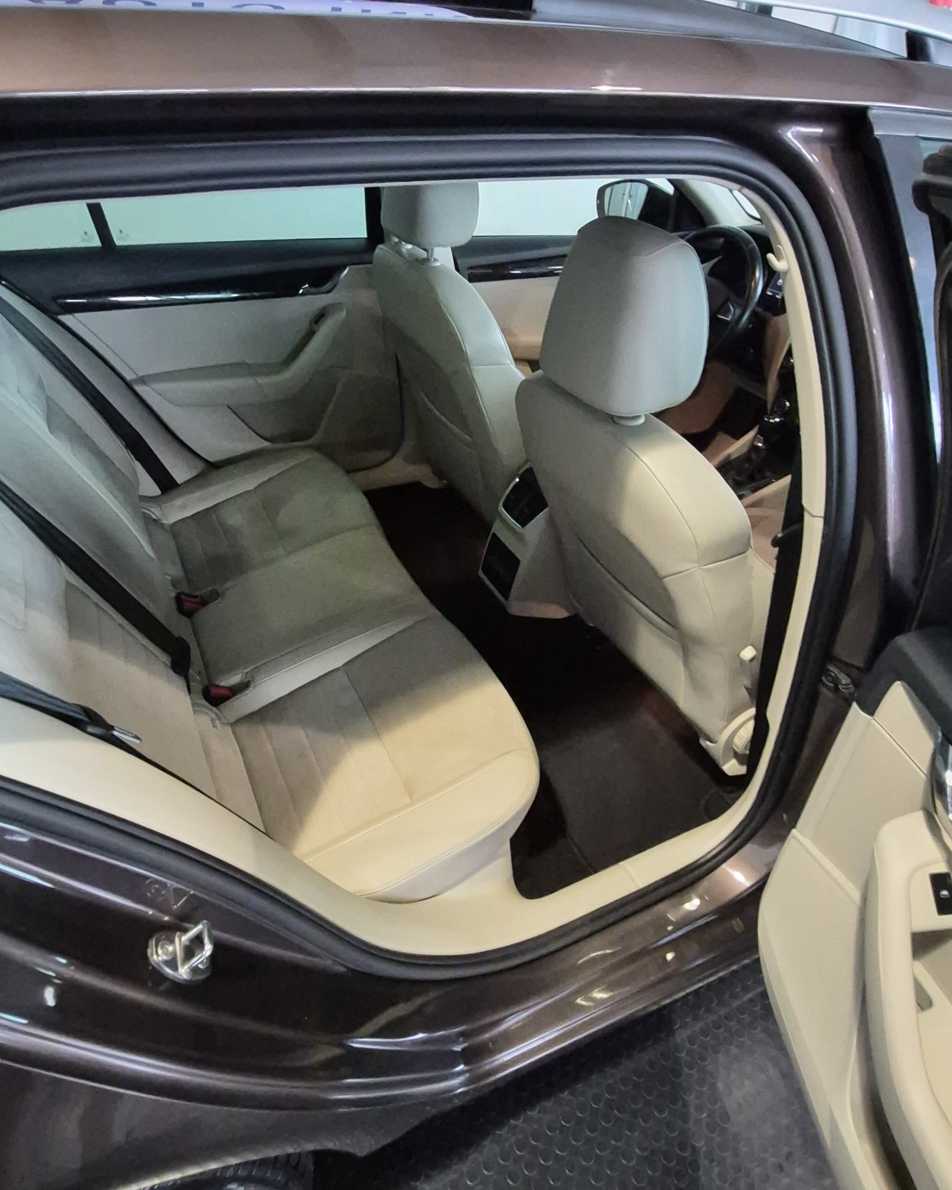SKODA Octavia Combi 1.8 TSI Elegance DSG-image-8