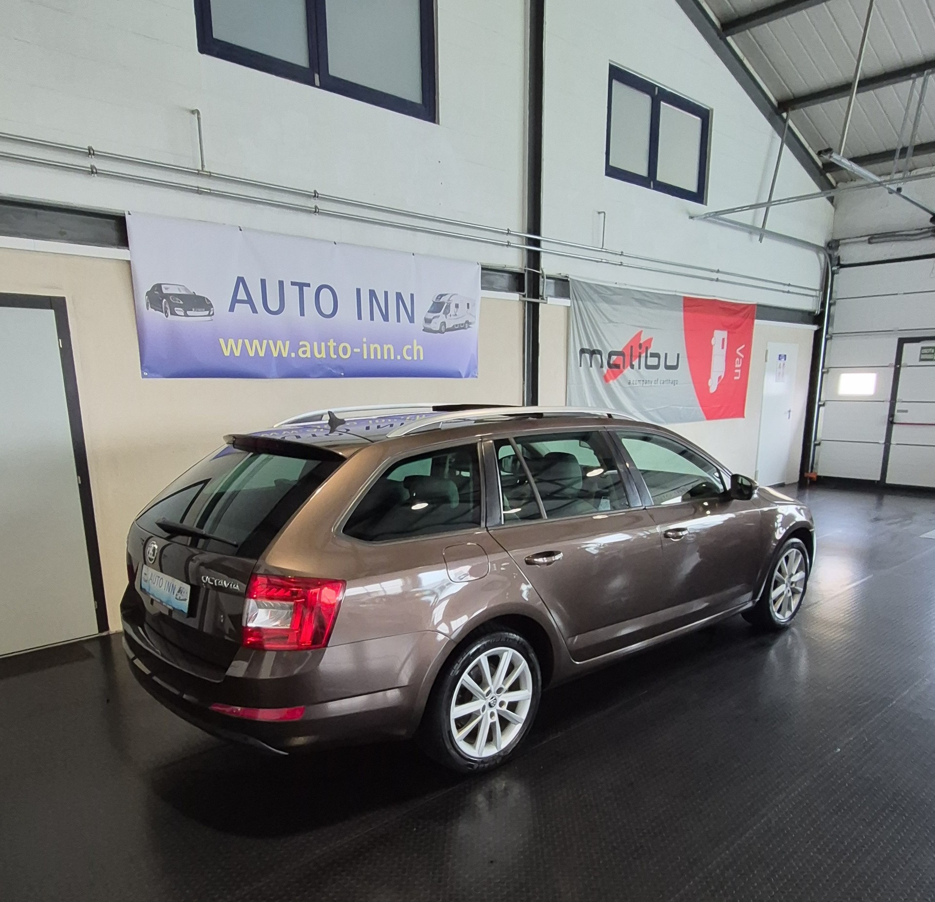 SKODA Octavia Combi 1.8 TSI Elegance DSG-image-2