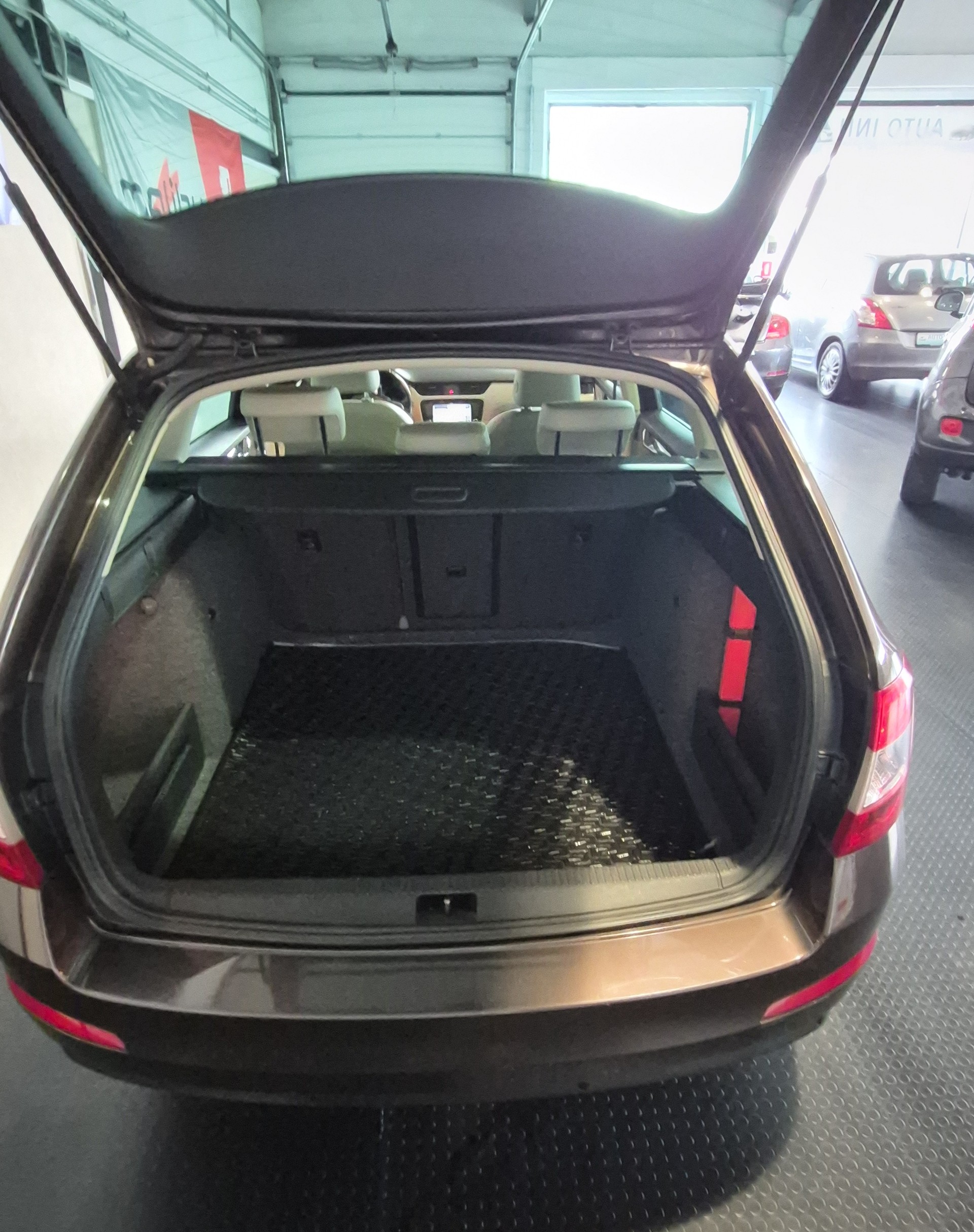 SKODA Octavia Combi 1.8 TSI Elegance DSG-image-4