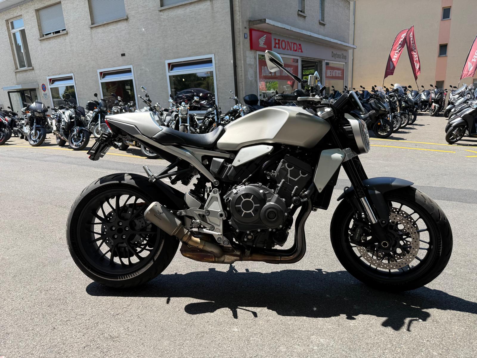 HONDA CB 1000 R Silver Edition-image-3