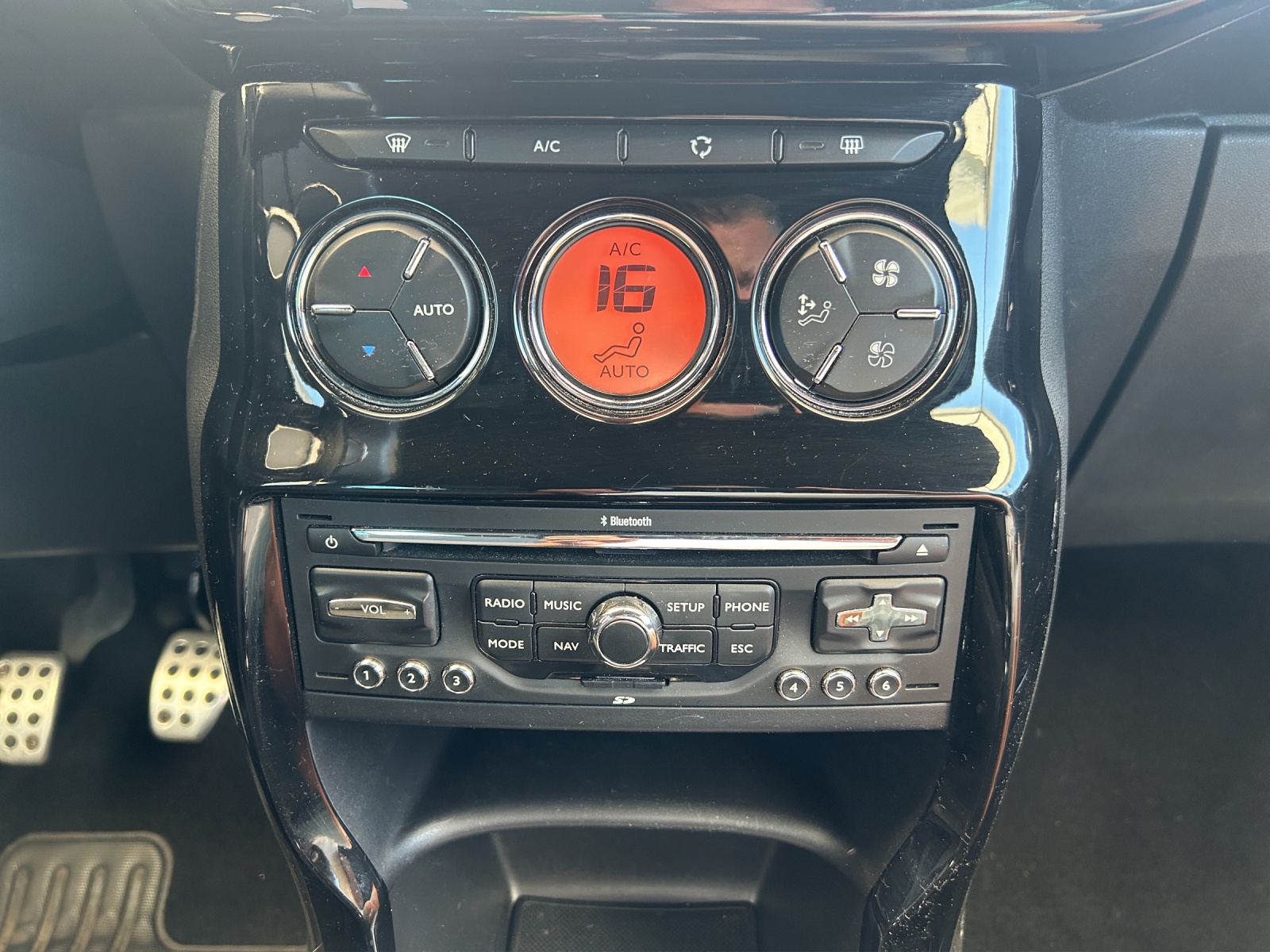 DS AUTOMOBILES DS3 1.6 16V HDi SO Chic-image-18
