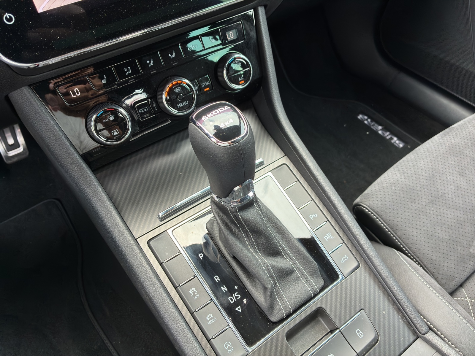 SKODA Superb Combi 2.0 TSI SportLine 4x4 DSG-image-13