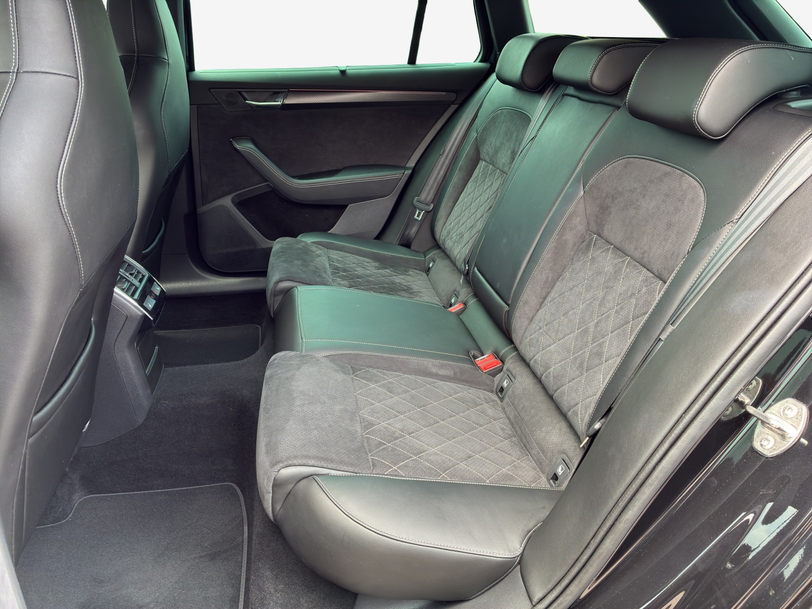 SKODA Superb Combi 2.0 TSI SportLine 4x4 DSG-image-11