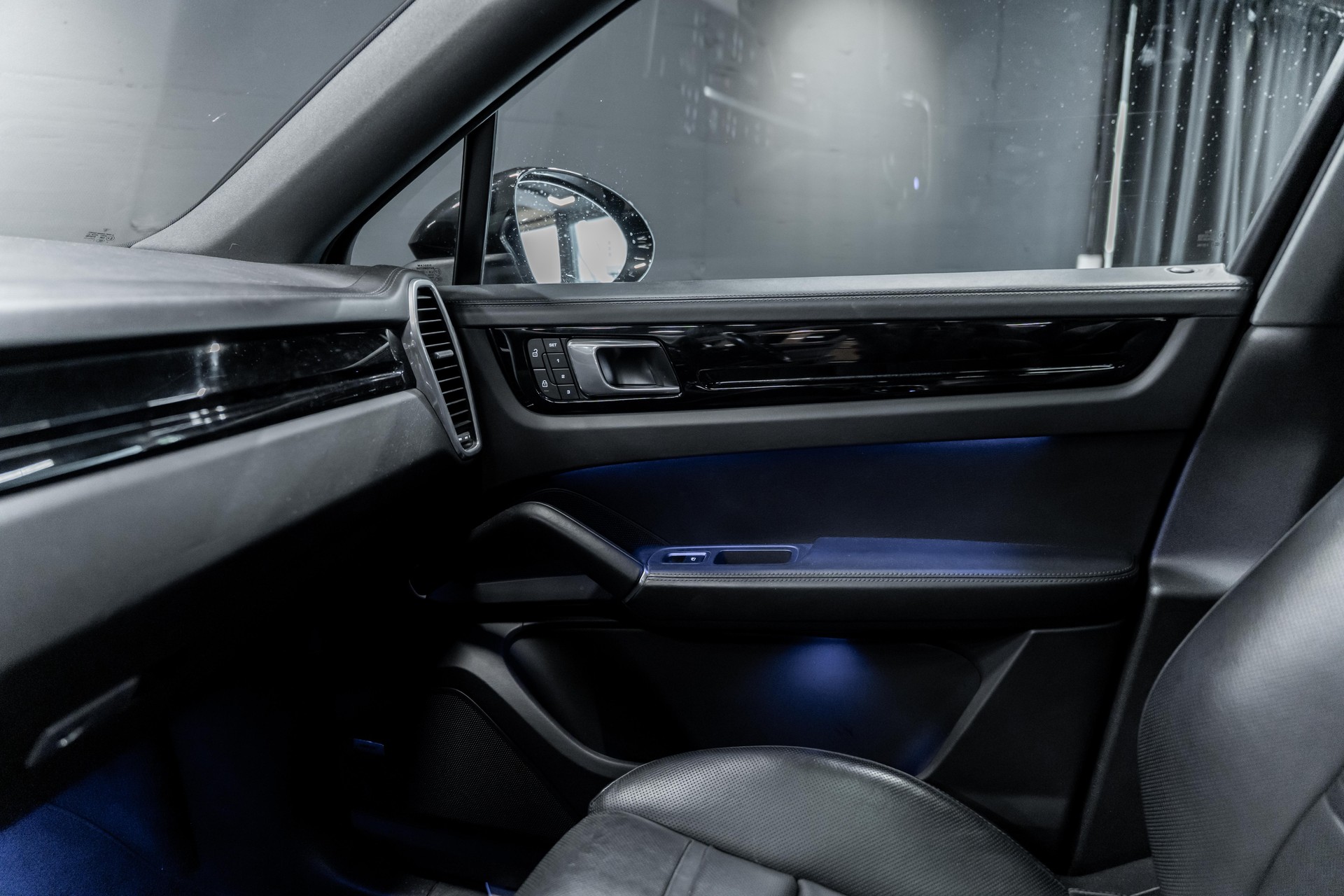 PORSCHE Cayenne Coupé Platinum Edition / CH Auto / Garantie / Pano-Dach / Full Black uvm..-image-11