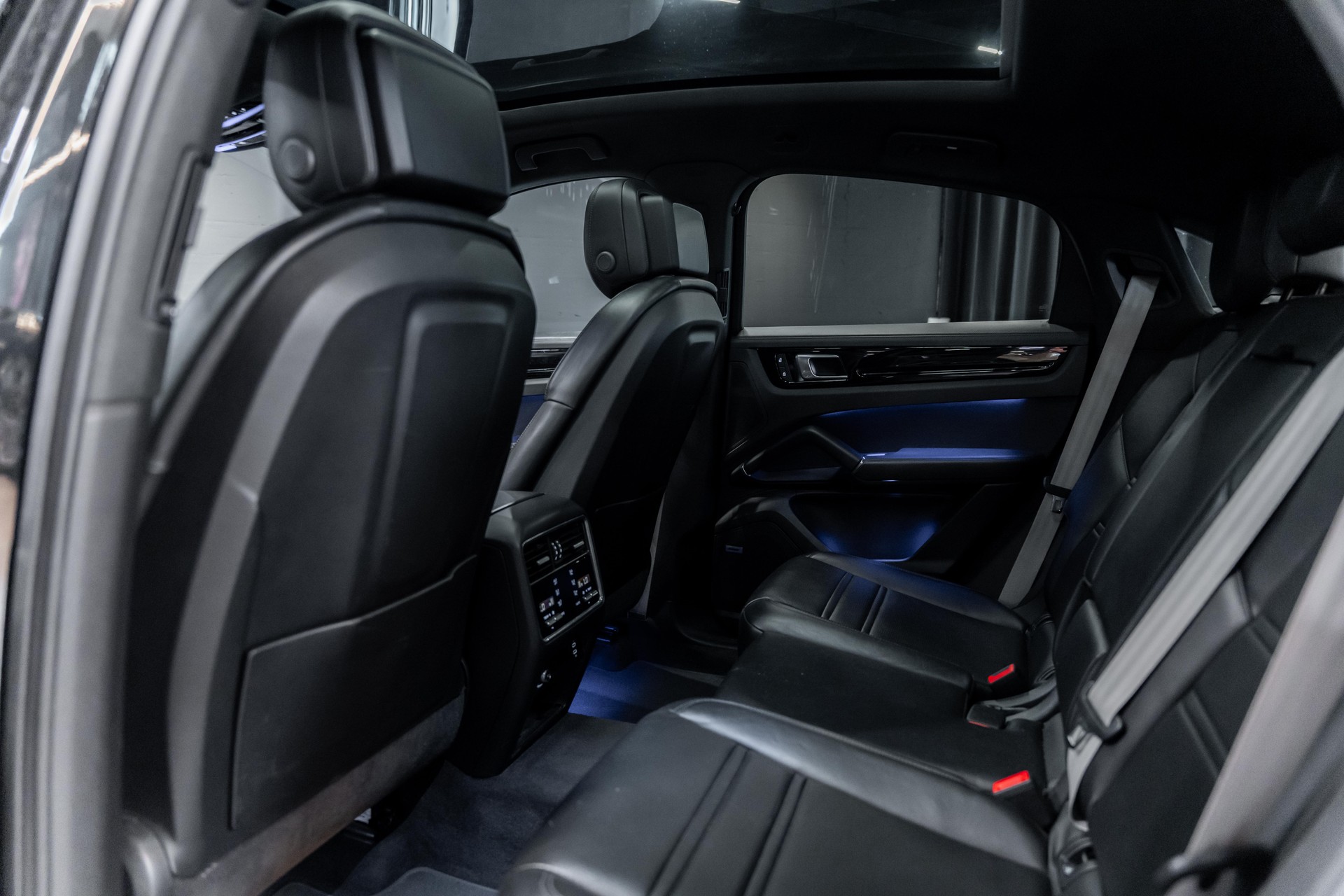 PORSCHE Cayenne Coupé Platinum Edition / CH Auto / Garantie / Pano-Dach / Full Black uvm..-image-12