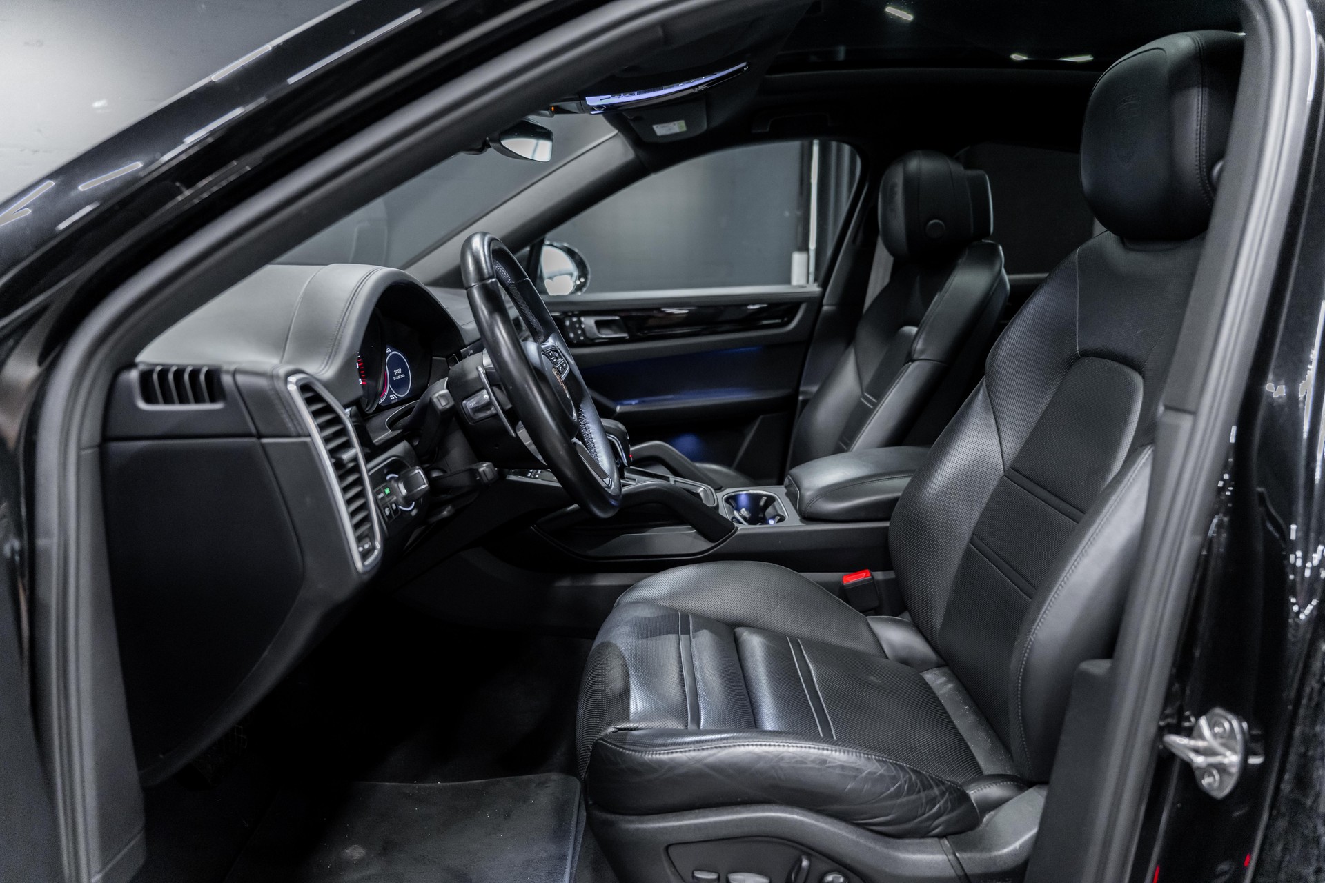 PORSCHE Cayenne Coupé Platinum Edition / CH Auto / Garantie / Pano-Dach / Full Black uvm..-image-10