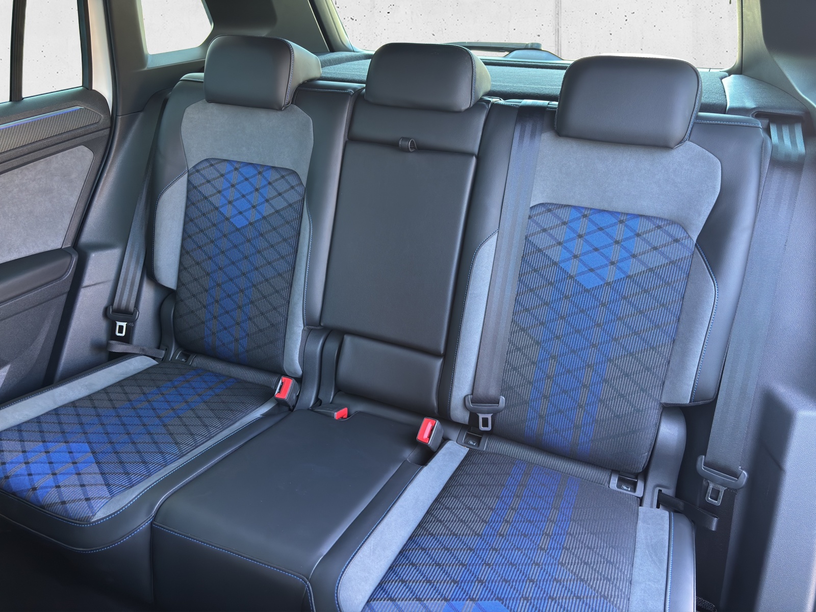 VW Tiguan 2.0TSI R 4Motion DSG mit AHK & Winterreifen-image-29