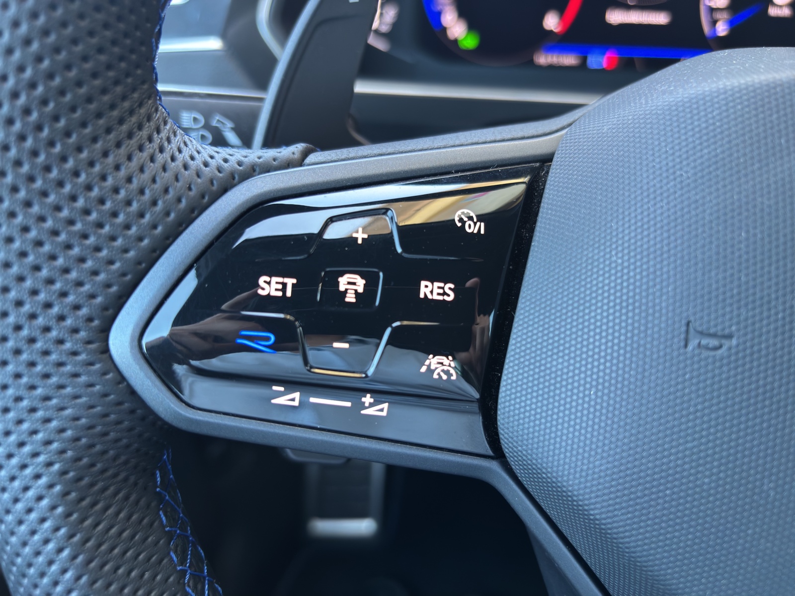 VW Tiguan 2.0TSI R 4Motion DSG mit AHK & Winterreifen-image-14
