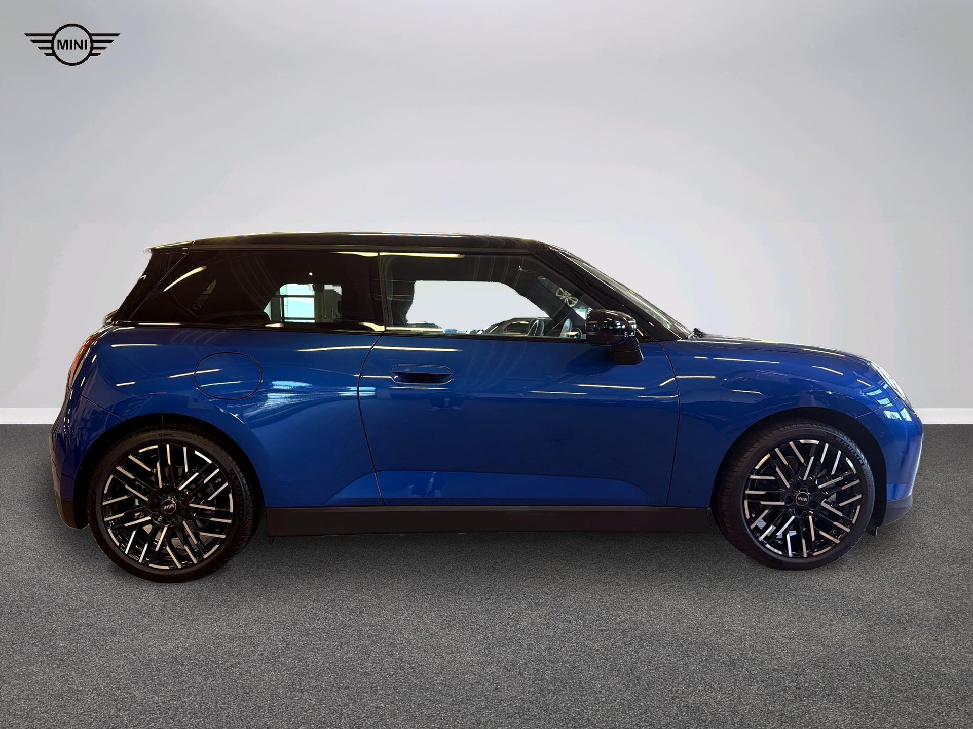 MINI Cooper SE-showroom-element-1
