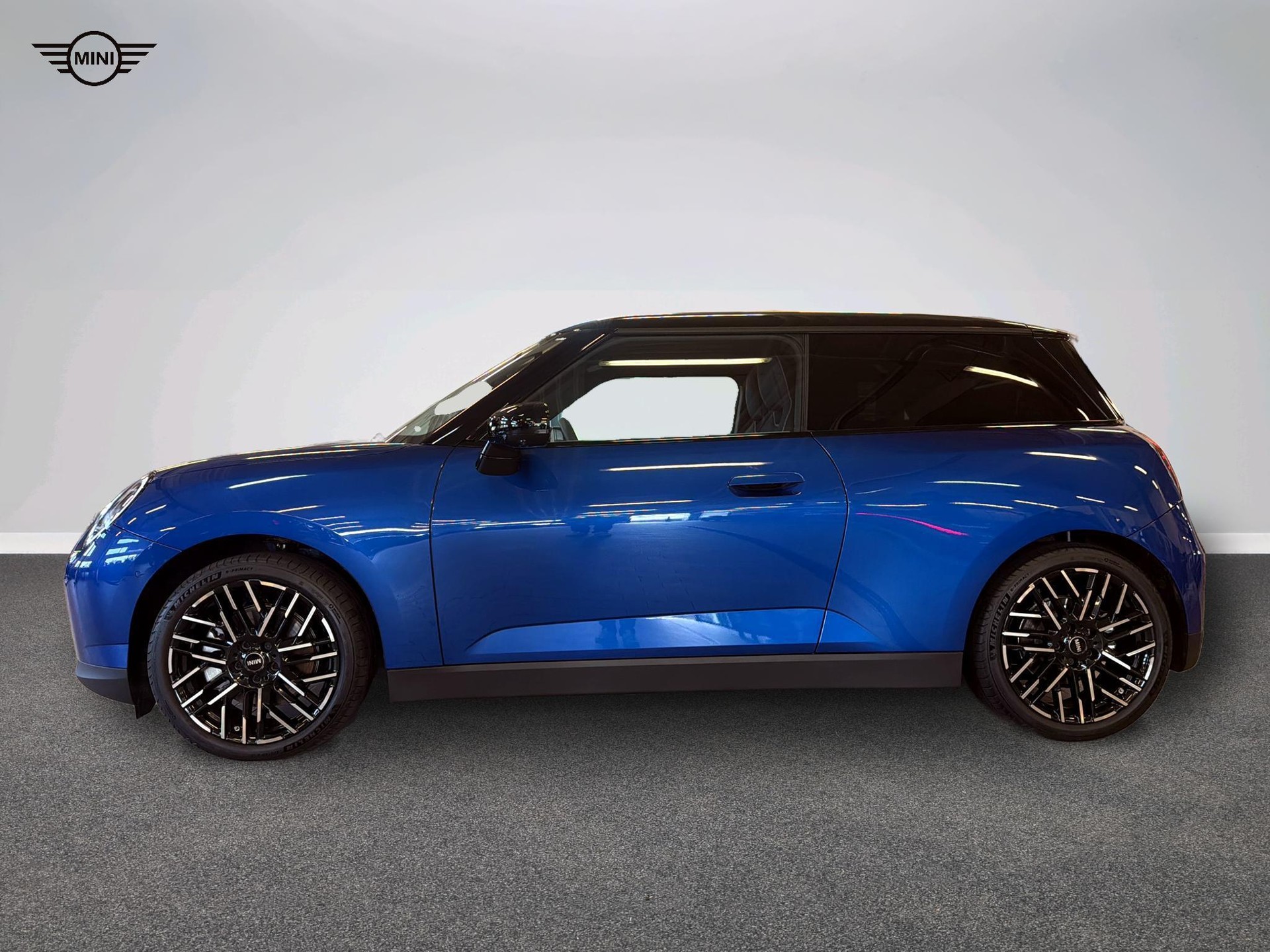MINI Cooper SE-showroom-element-2