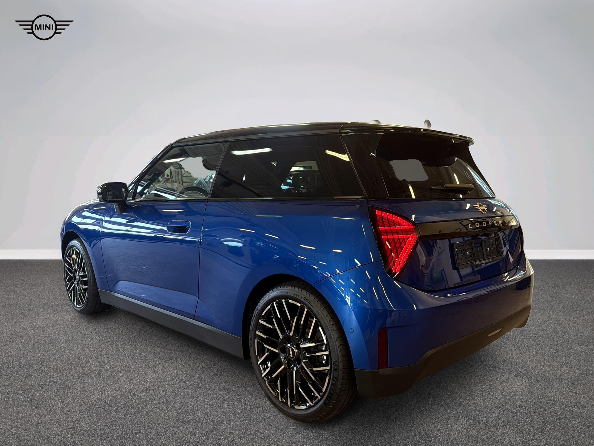 MINI Cooper SE-showroom-element-3