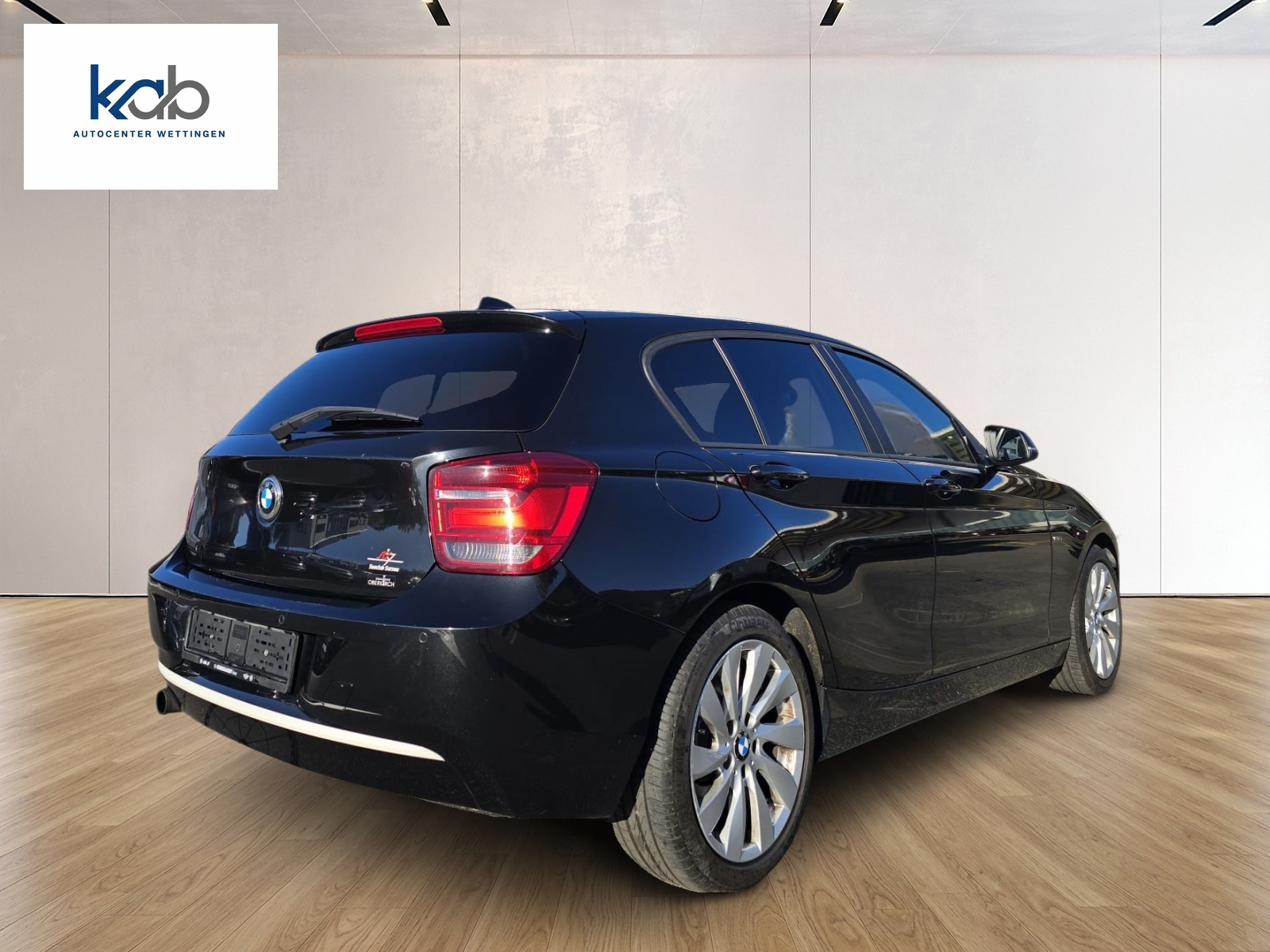 BMW 118i Steptronic-showroom-element-3