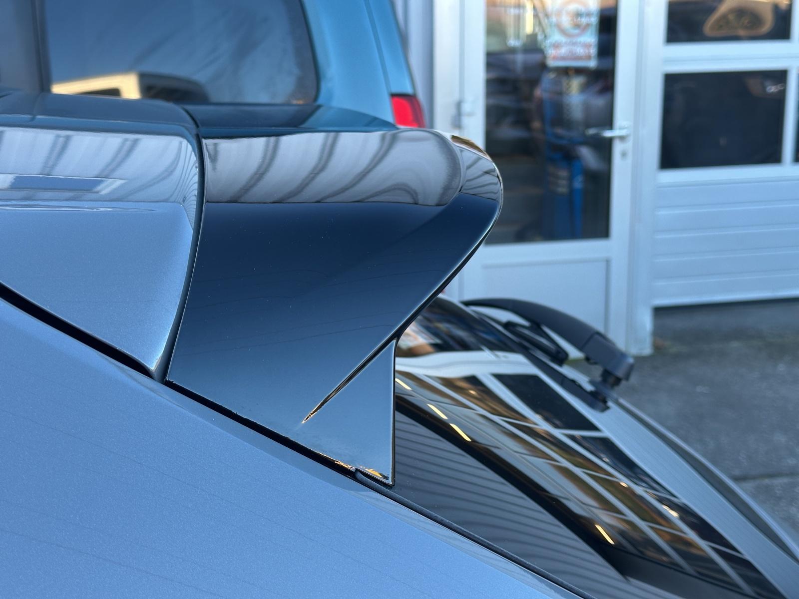 PEUGEOT 208 1.2 Hybrid 145 GT Exclusive-image-19