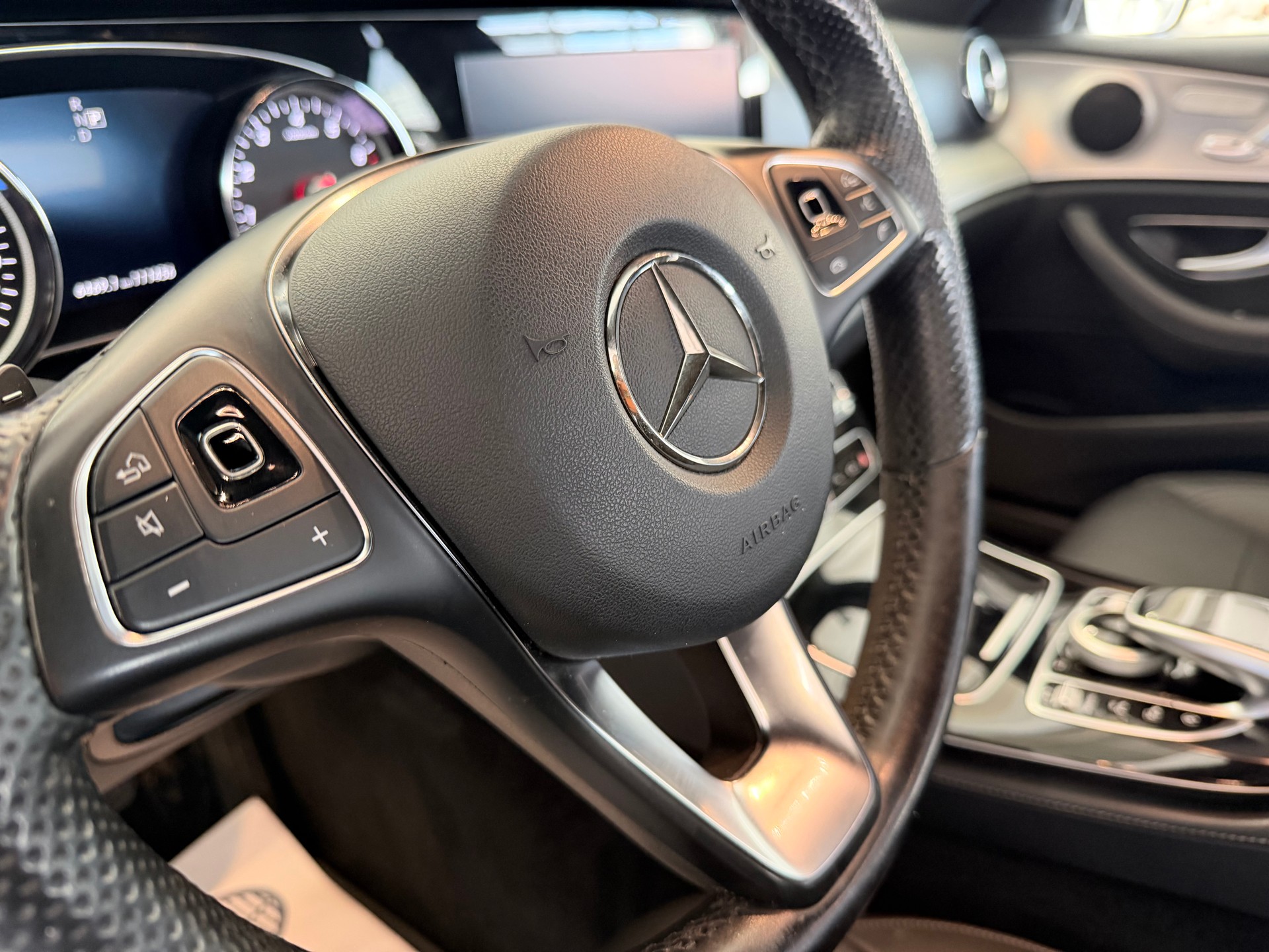 MERCEDES-BENZ E 200 Avantgarde 4Matic 9G-Tronic-image-10