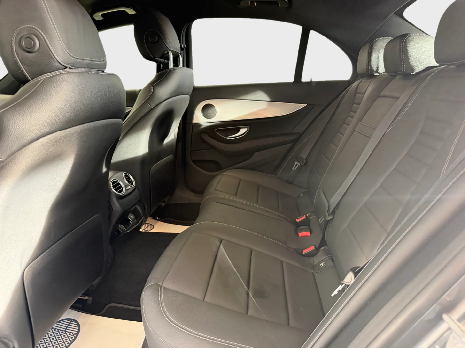 MERCEDES-BENZ E 200 Avantgarde 4Matic 9G-Tronic-image-8