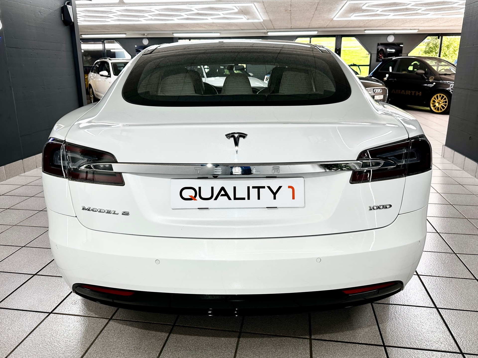 TESLA Model S 100 D-showroom-element-3