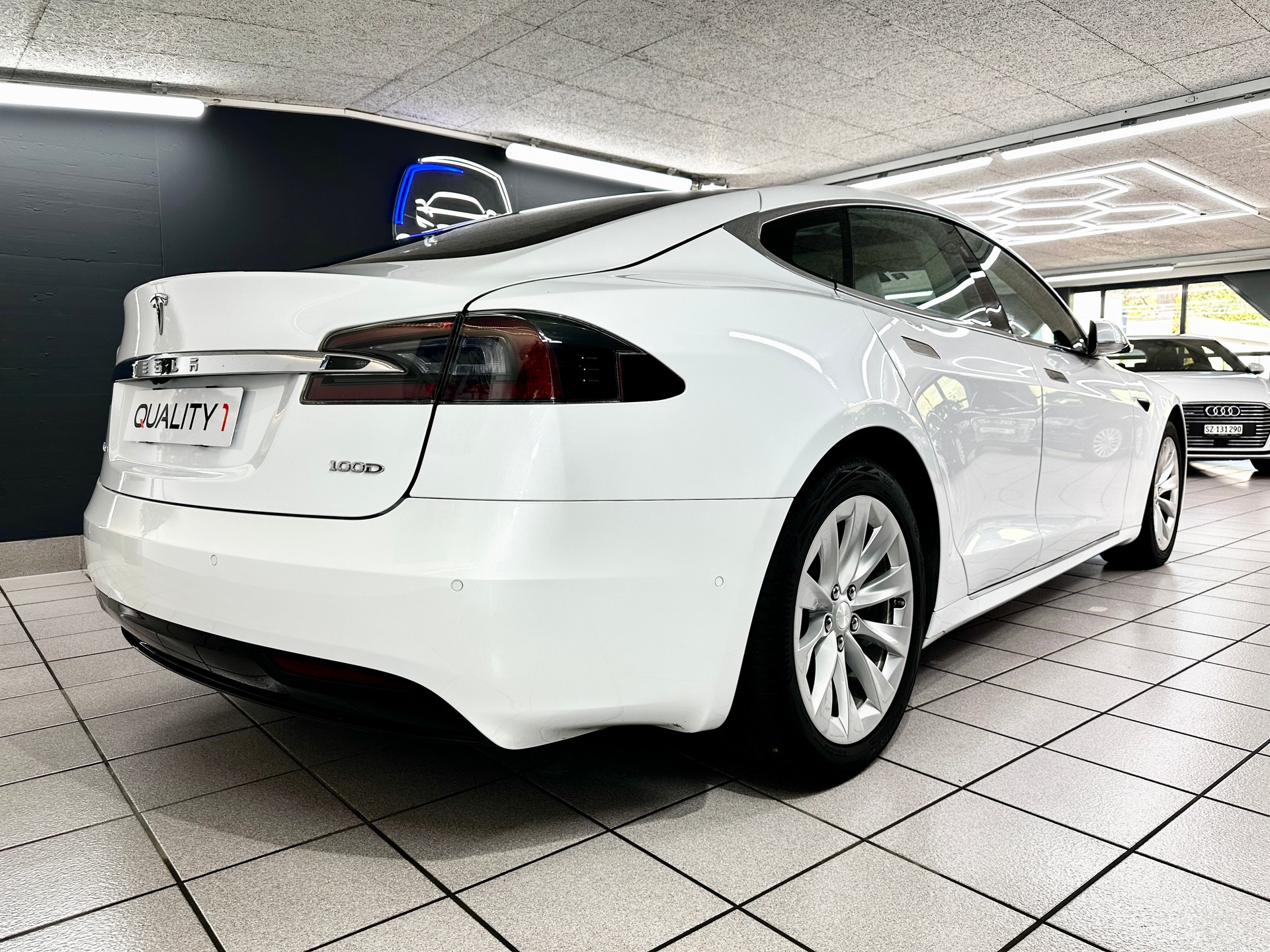 TESLA Model S 100 D-showroom-element-2