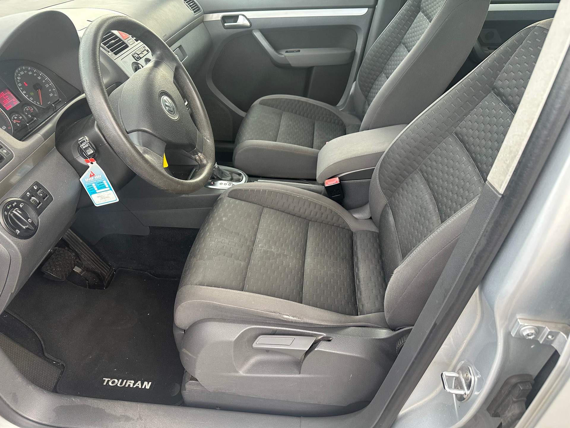 VW Touran 1.9 TDI Conceptline DSG-image-11