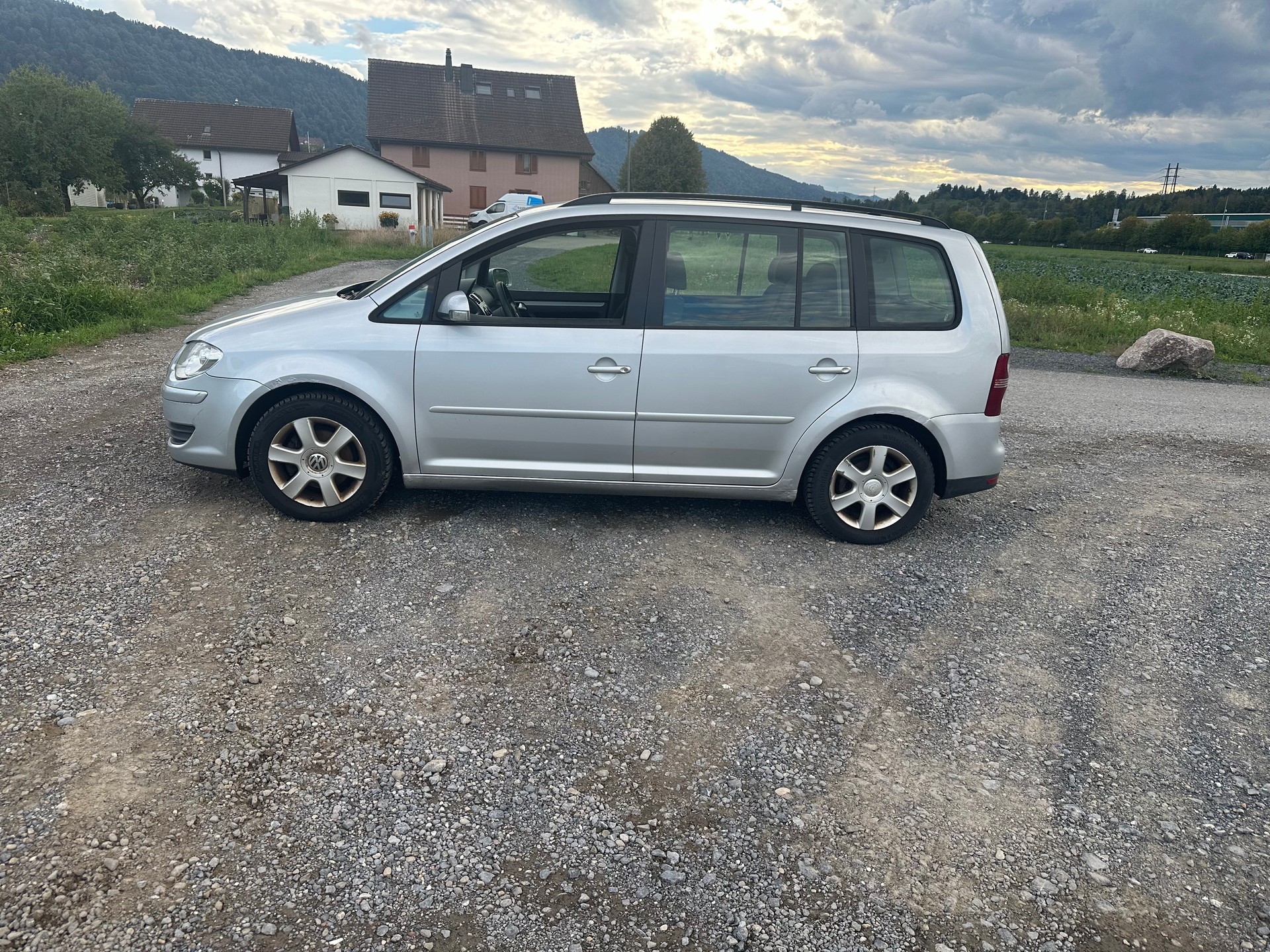 VW Touran 1.9 TDI Conceptline DSG-image-1