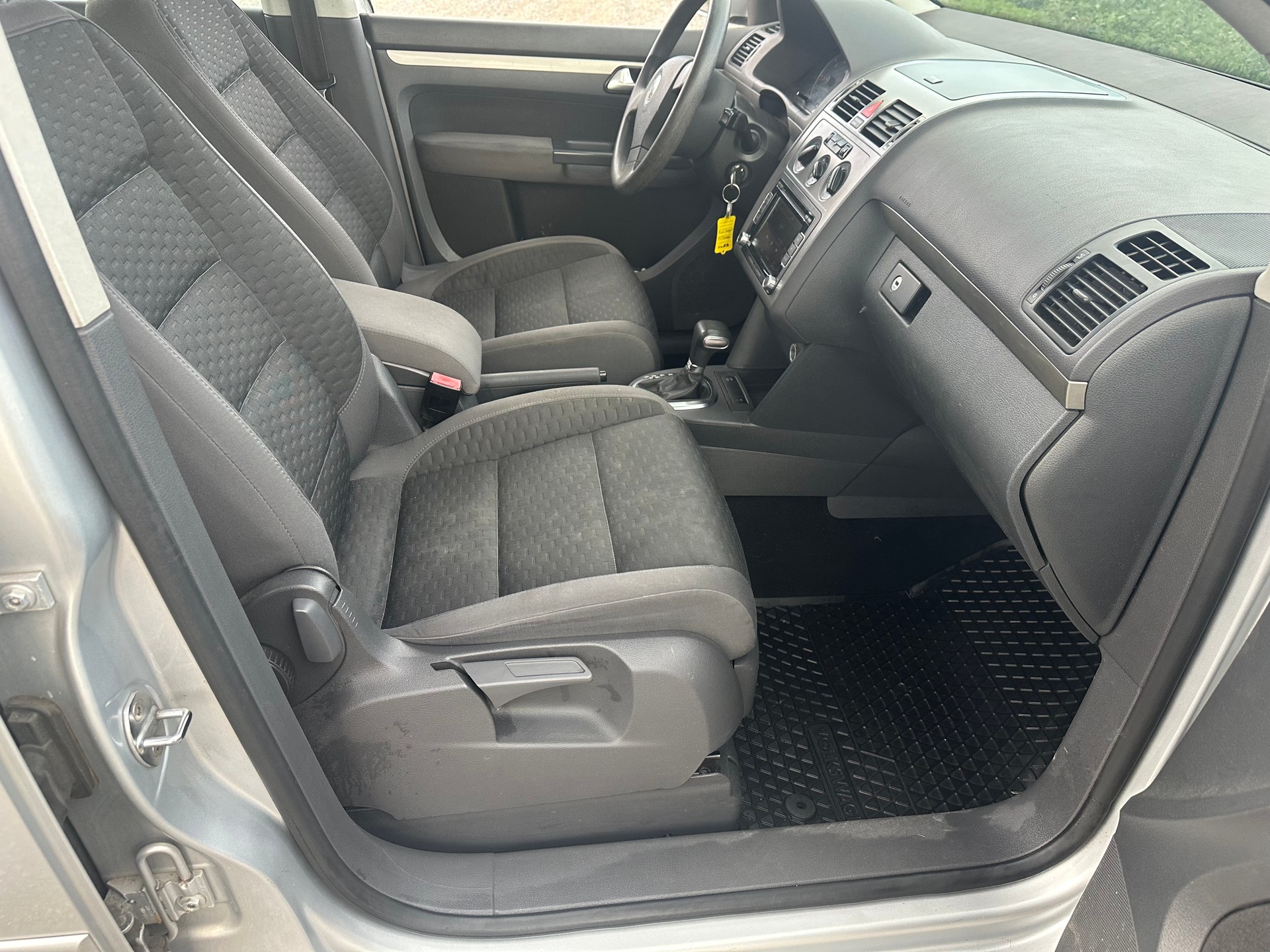 VW Touran 1.9 TDI Conceptline DSG-image-10