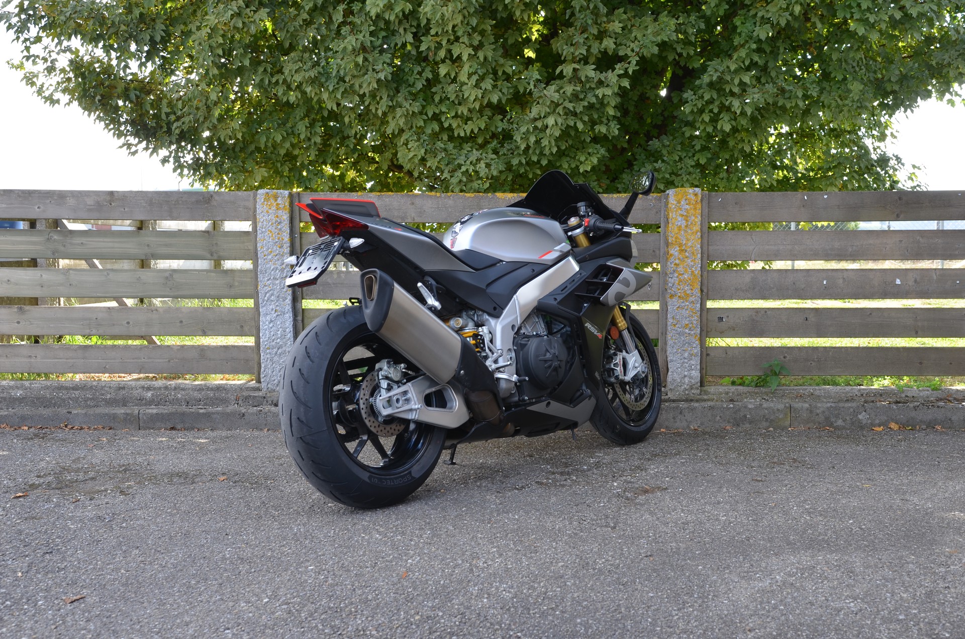 APRILIA RSV4 1100-image-1