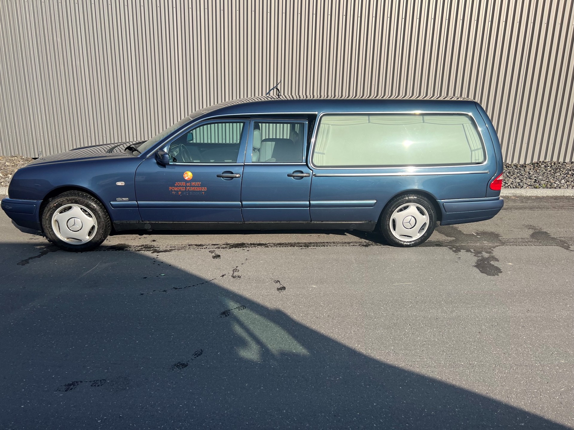 MERCEDES-BENZ Corbillard-showroom-element-1